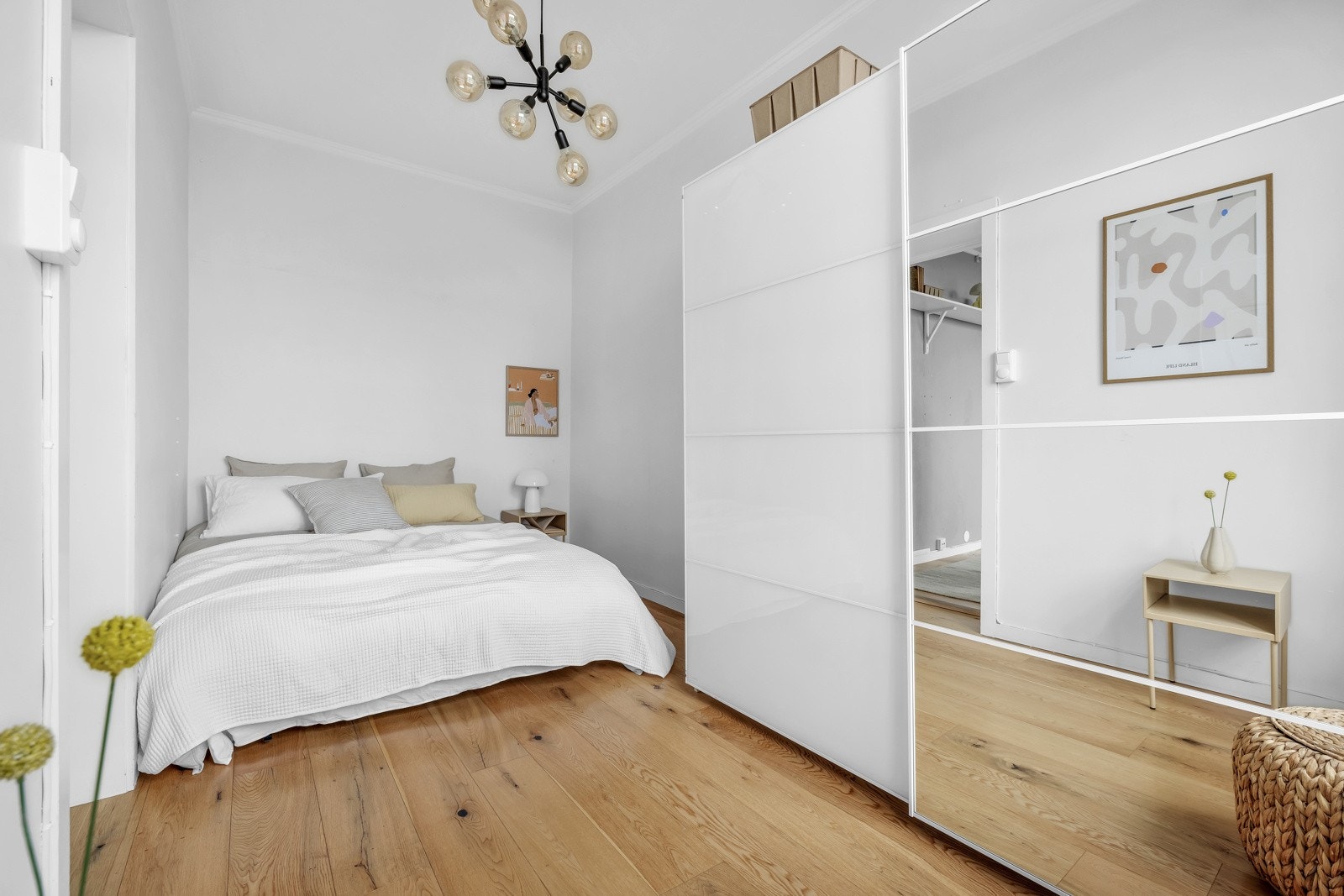 Leiligheten har et lyst og stort soverom med plass til dobbeltseng og garderobeskap. Galleribilde