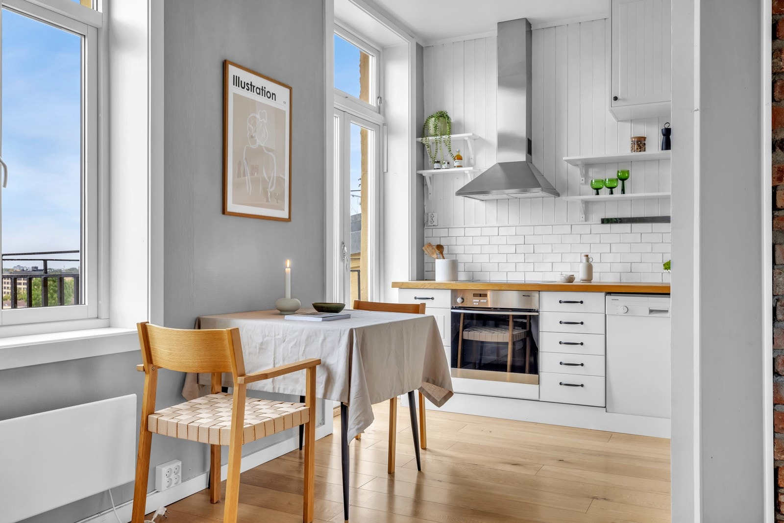 Mellom stuen og kjøkkenet er det god plass til en koselig spisesone. Galleribilde