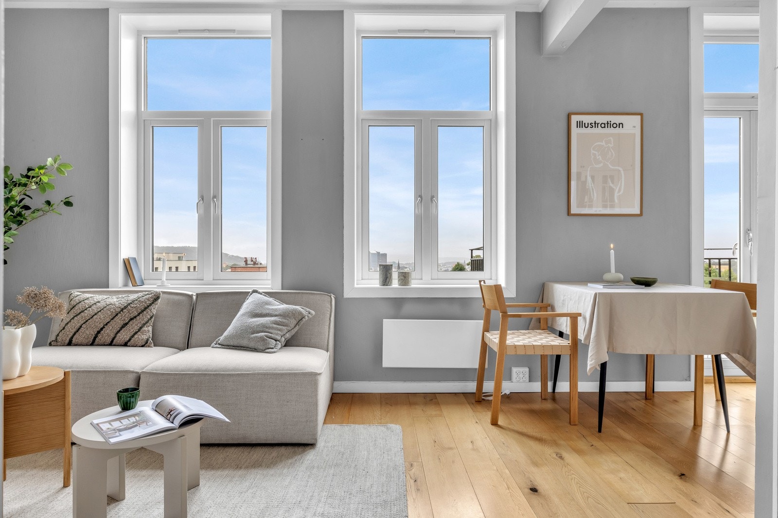 Det er god plass til en sofaseskjon med tilhørende stuemøblement. Galleribilde