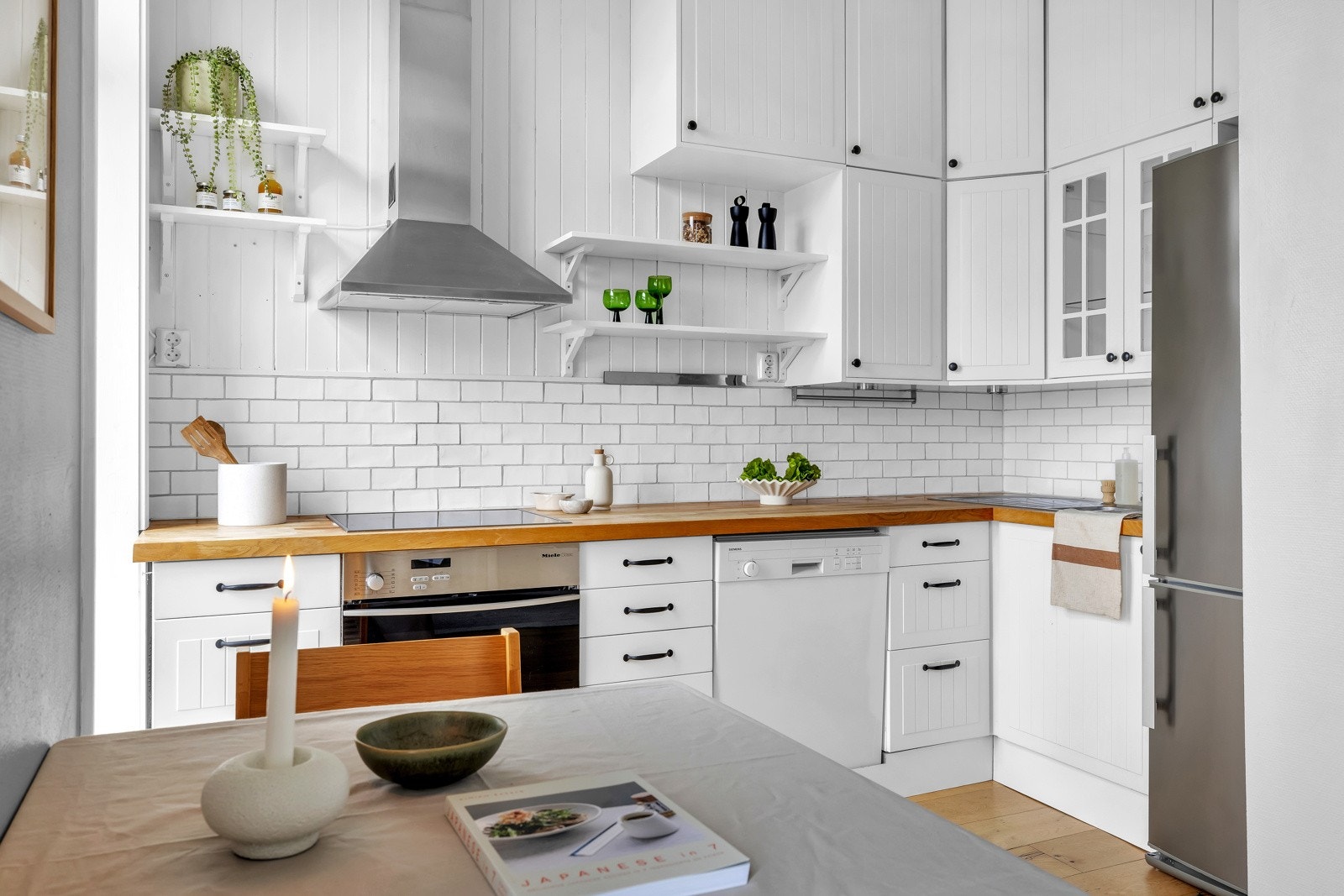 Pent kjøkken i åpen løsning mot stuen. Galleribilde