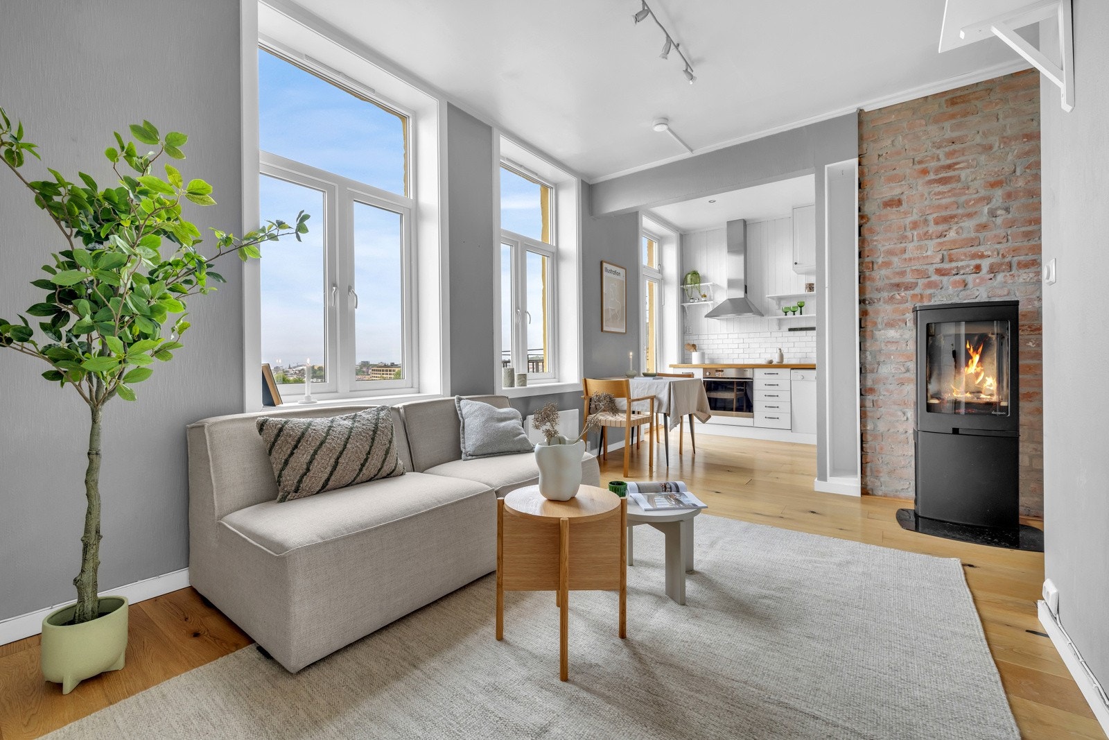 Dette er en lekker 2-roms selveier med balkong og klassisk teglsteinsvegg. Galleribilde