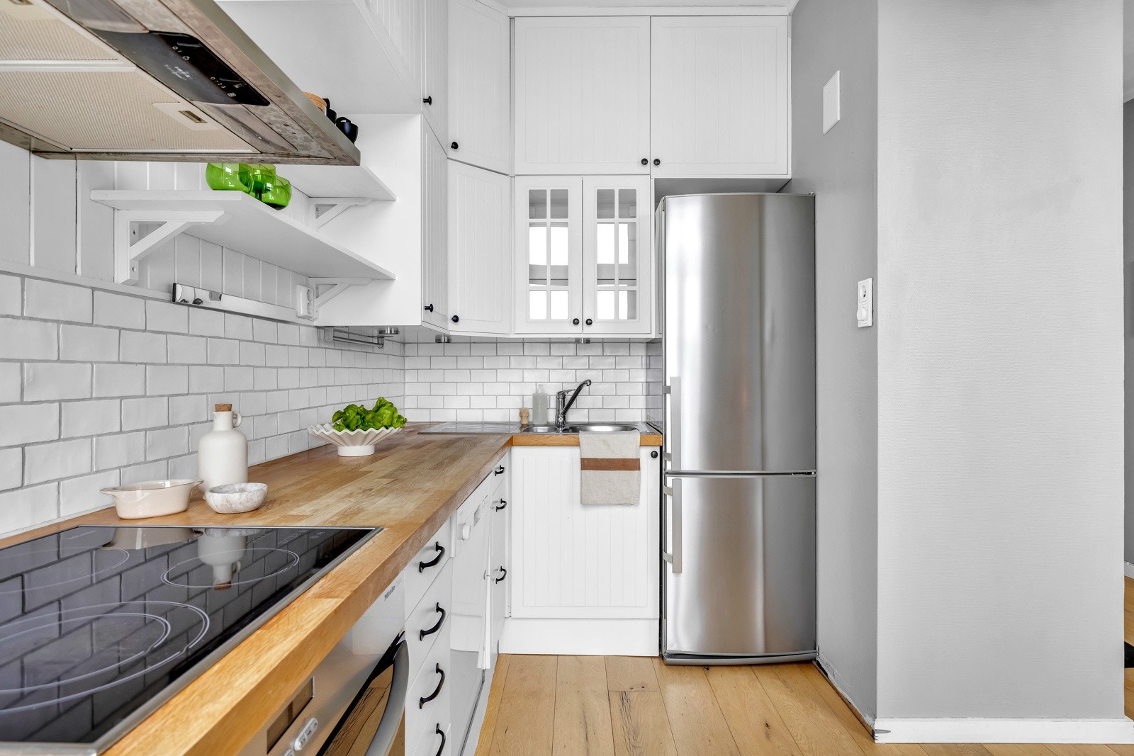 Det er godt med oppbevaringsplass i både under- og overskap, samt en god benkeflate for matlaging slik at kokken kan skinne. Galleribilde