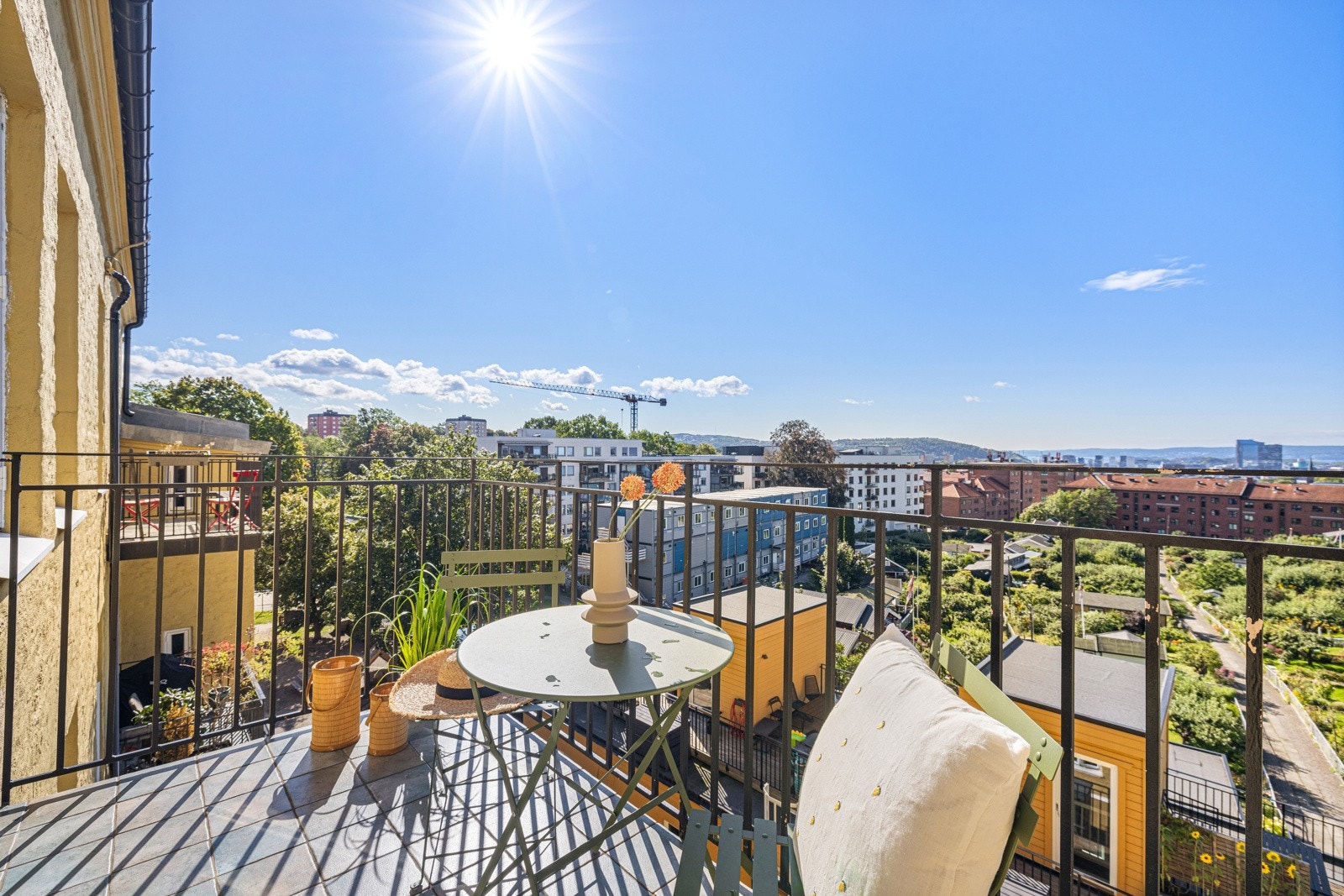 Her er det plass til sittegruppe og grill. Galleribilde