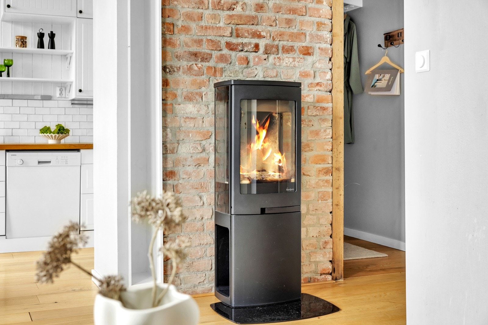 Mellom kjøkkenet og stuen er det en flott peis som gir varme og hygge på kalde høst- og vinterdager. Galleribilde