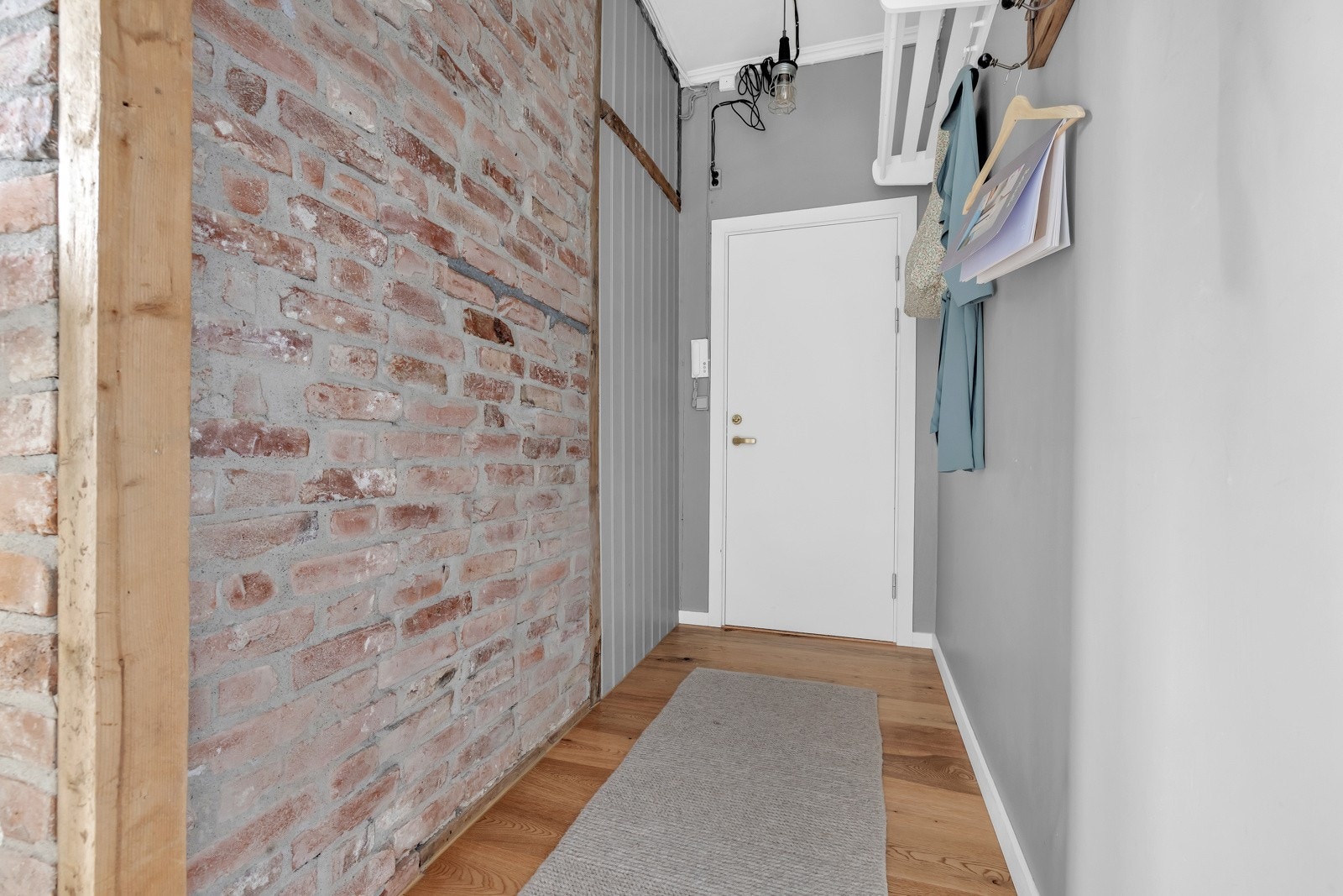 Velkommen inn! Entré med god plass til oppbevaring av yttertøy. Galleribilde