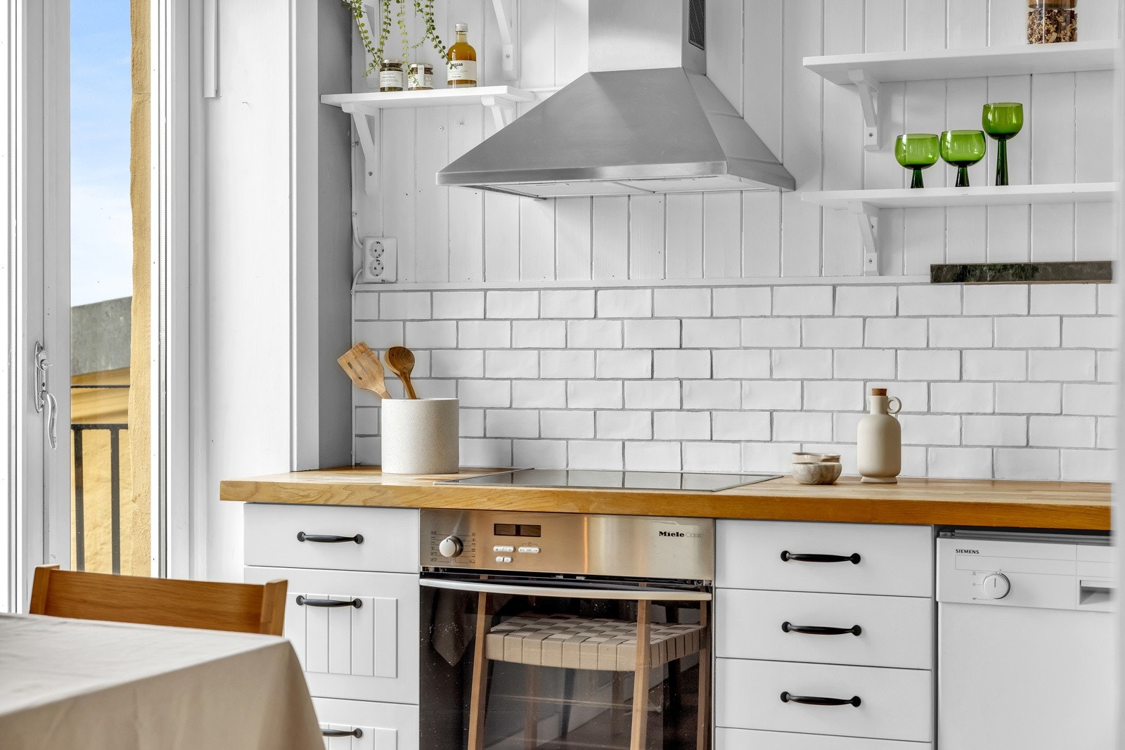 Innredningen har hvite, profilerte fronter og benk i heltre. Galleribilde