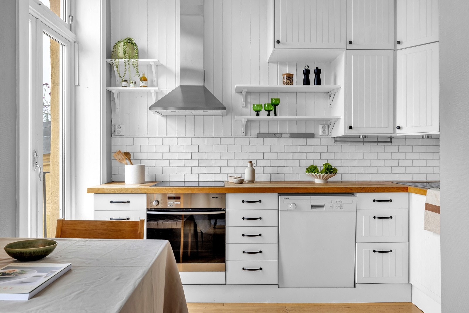 Leiligheten har en lys og åpen planløsning. Galleribilde