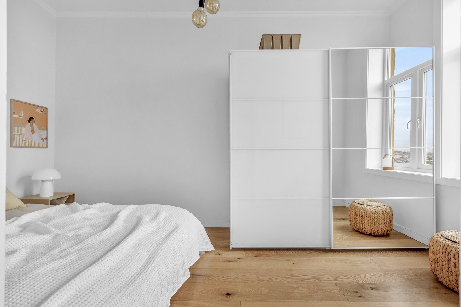 Her er det et stort garderobeskap for oppbevaring av klær. Galleribilde