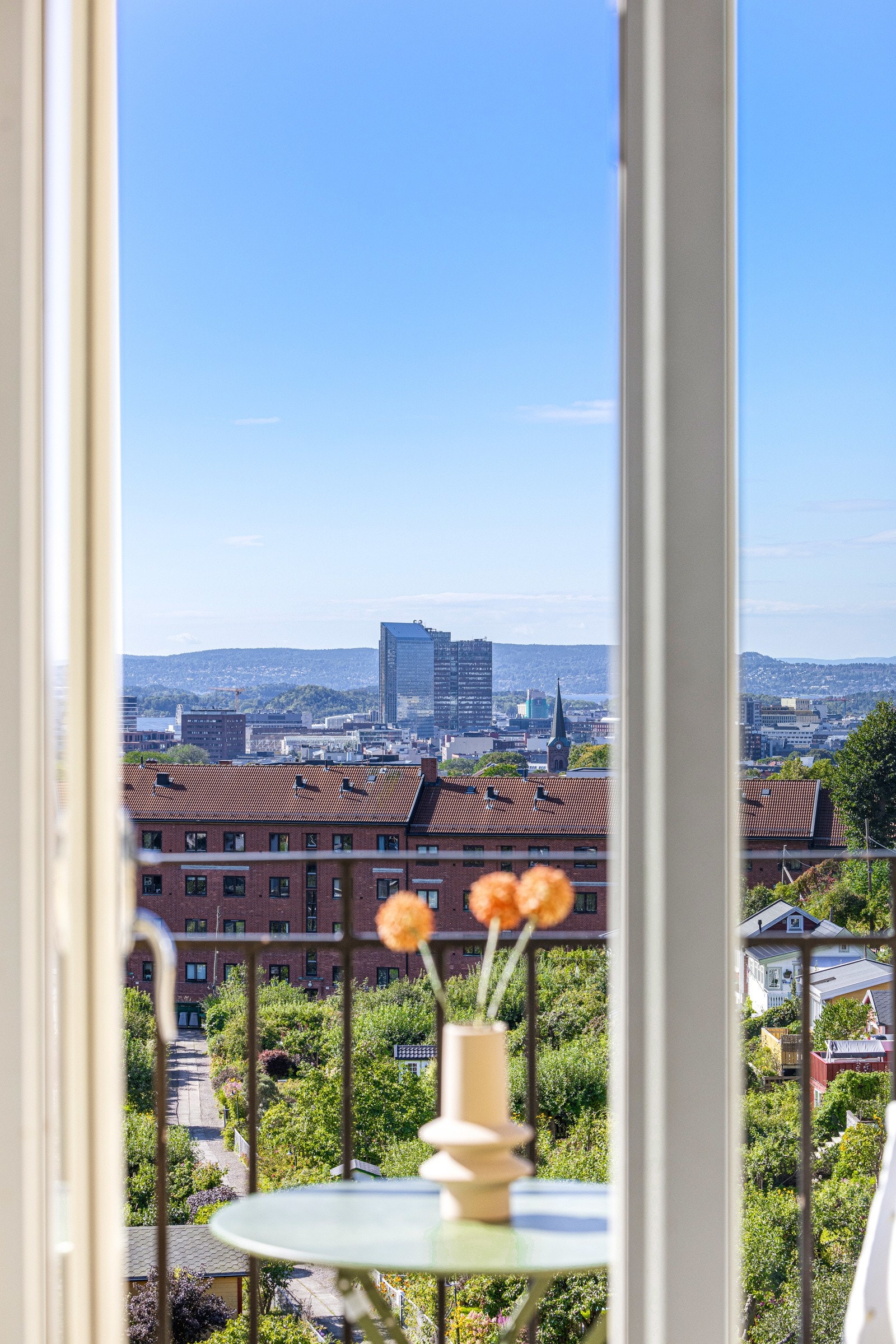 Fra kjøkkenet er det utgang til en fantastisk balkong på ca. 5 kvm. Galleribilde