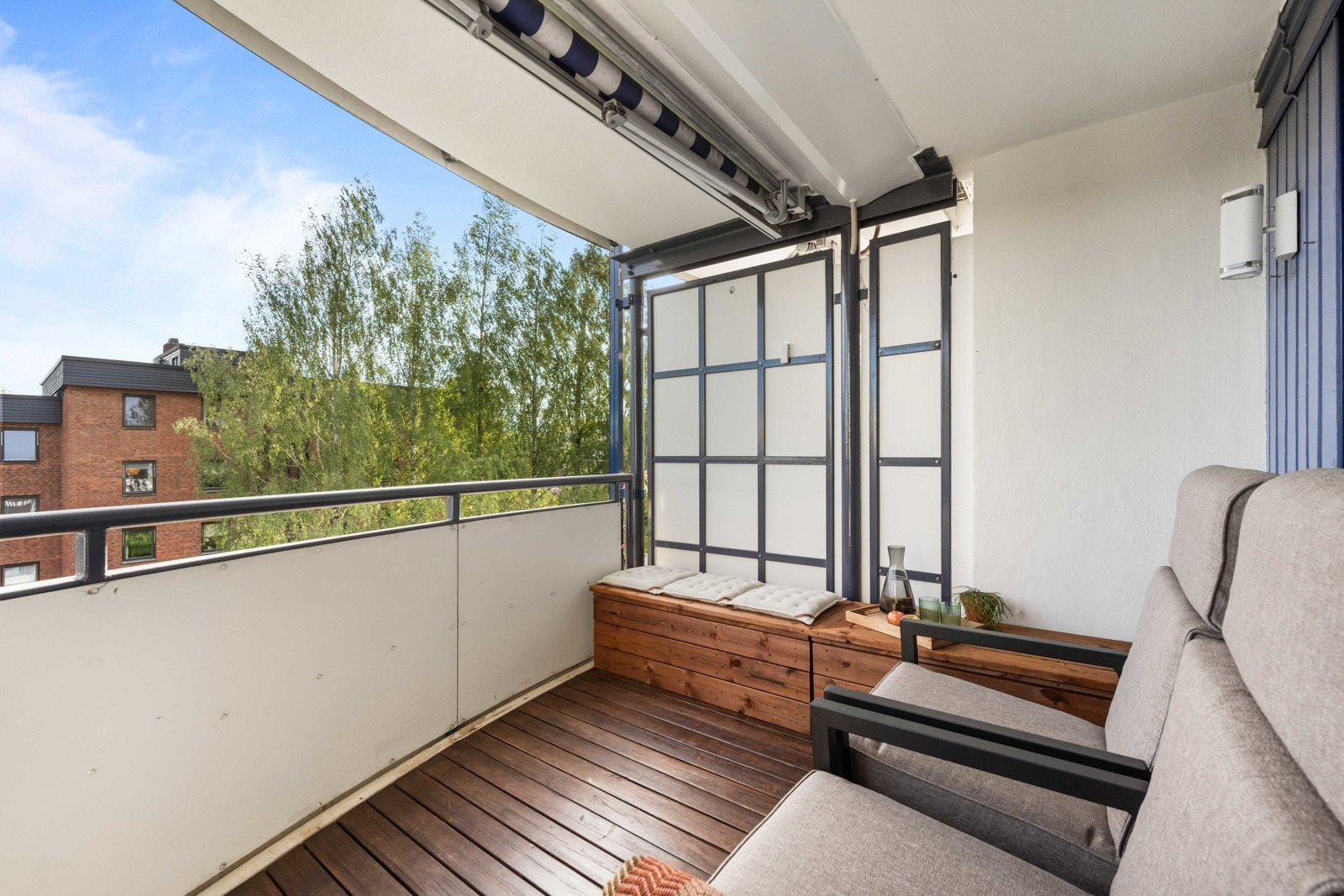 Det er markise på balkongen om du skulle ønske å skygge for solen på de varmeste dagene Galleribilde