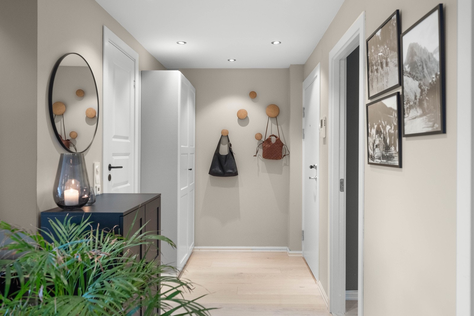Boligen ligger fint til i 2.etasje med enkel adkomst. Her det er blant annet downlights i himling og garderobeskap for oppbevaring av yttertøy og sko Galleribilde