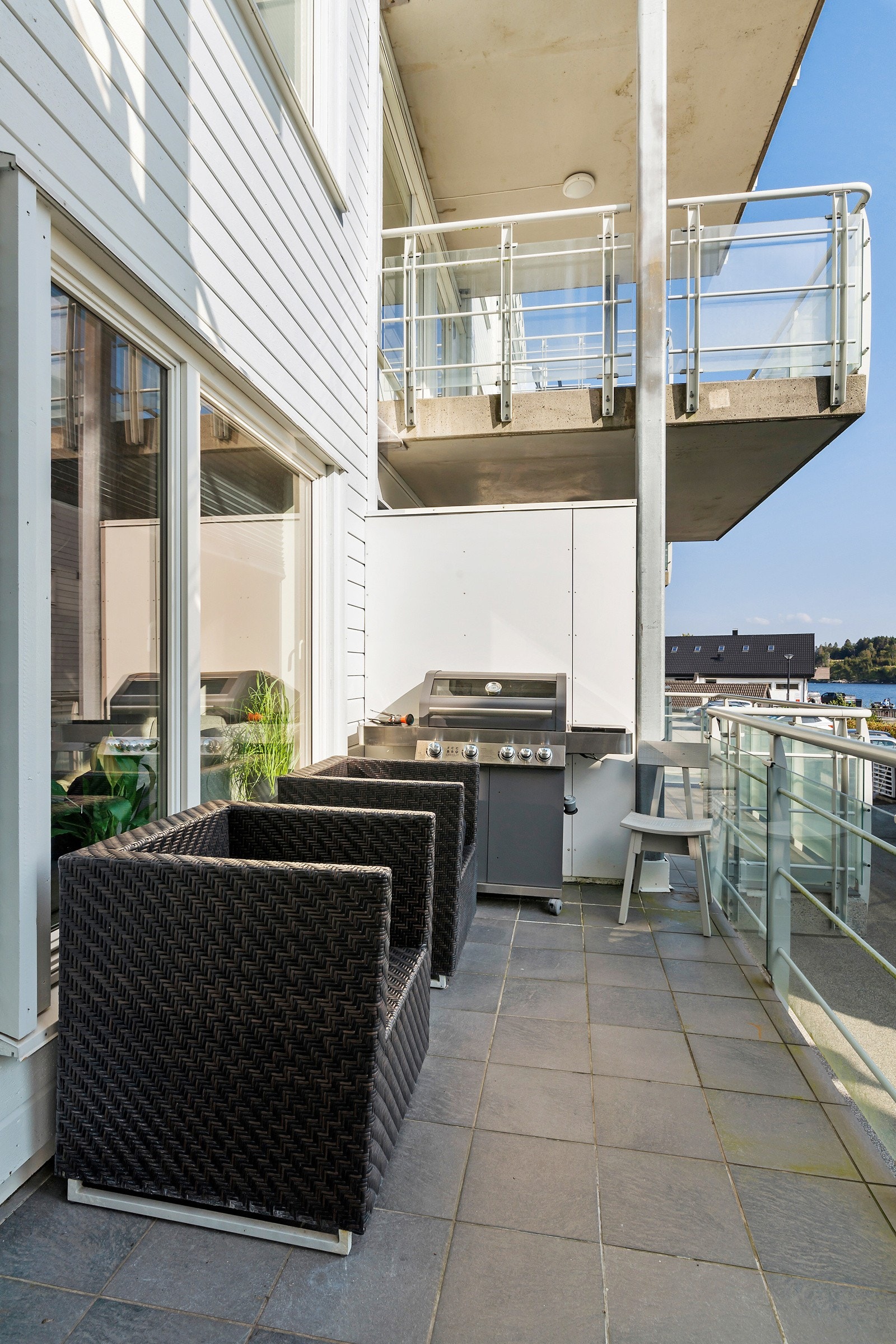 Den sørvendte balkongen er på hele 18 kvm og har plass til grill, besøk og utemøbler. Galleribilde