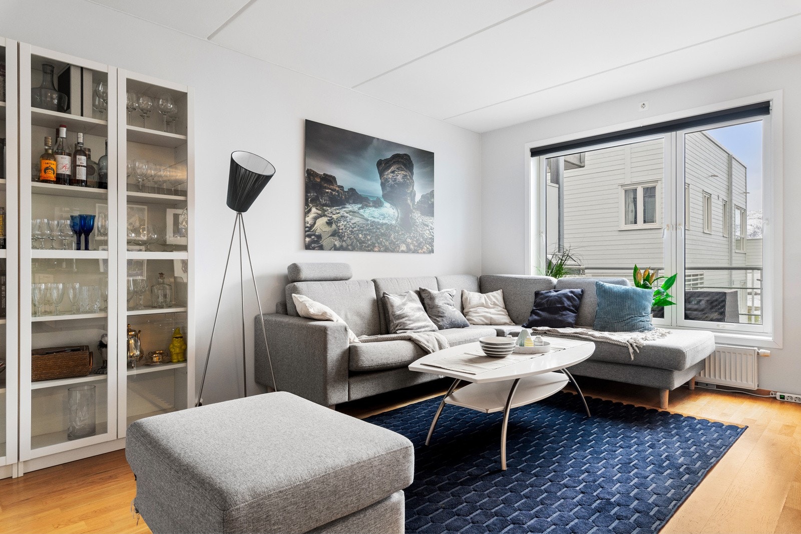 Leiligheten er i utgangspunktet svært lys med parkettgulv og hvitmalte flater. I tillegg forsterkes dette av de store vindusflatene mot sør. Galleribilde