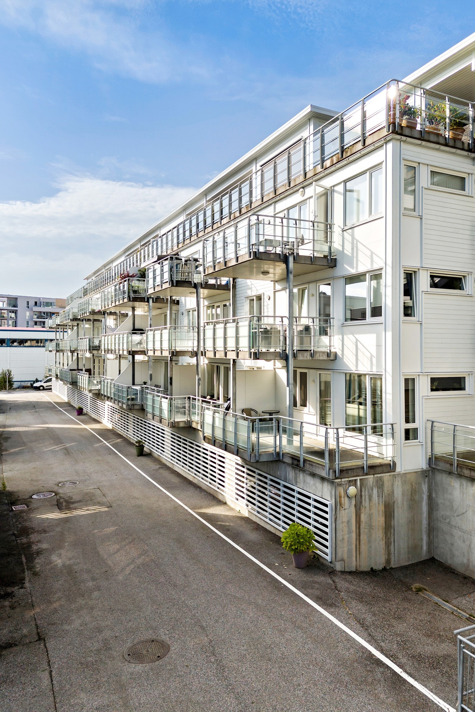 Fra du kommer inn på borettslagets eiendom får du en følelse av at ting er velholdt og gjennomført. Galleribilde