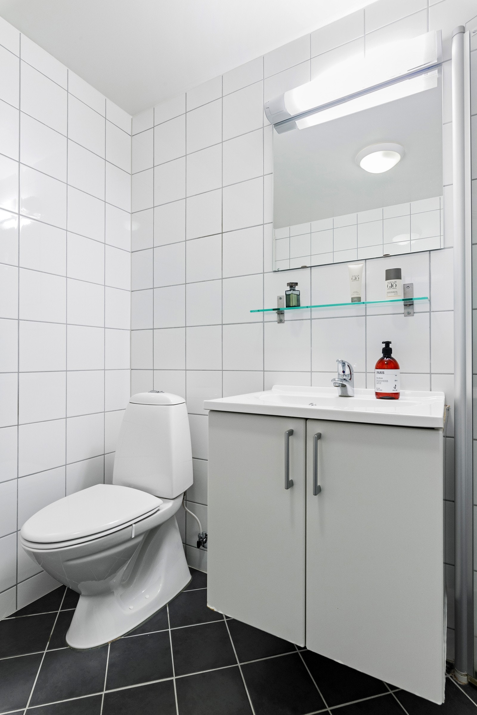 - samt wc og servant med oppbevaring og speil. Galleribilde