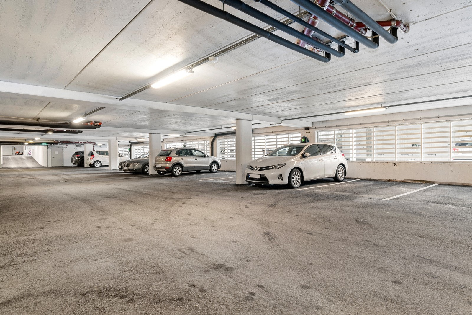 I garasjeanlegget er det god plass til bilen og muligheter for montering av elbillader. Galleribilde