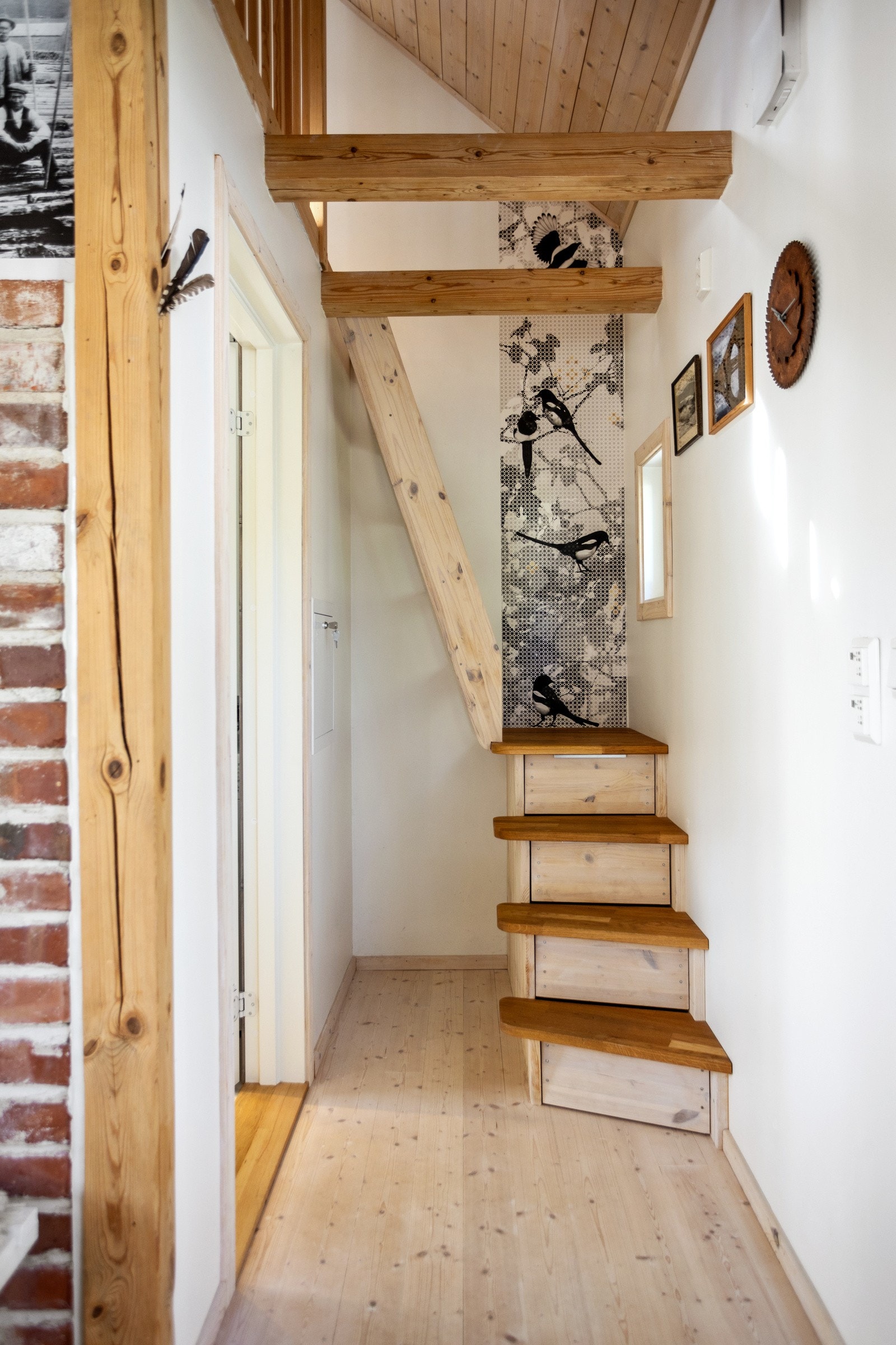 Annekset har en trapp som fører opp til en hems Galleribilde