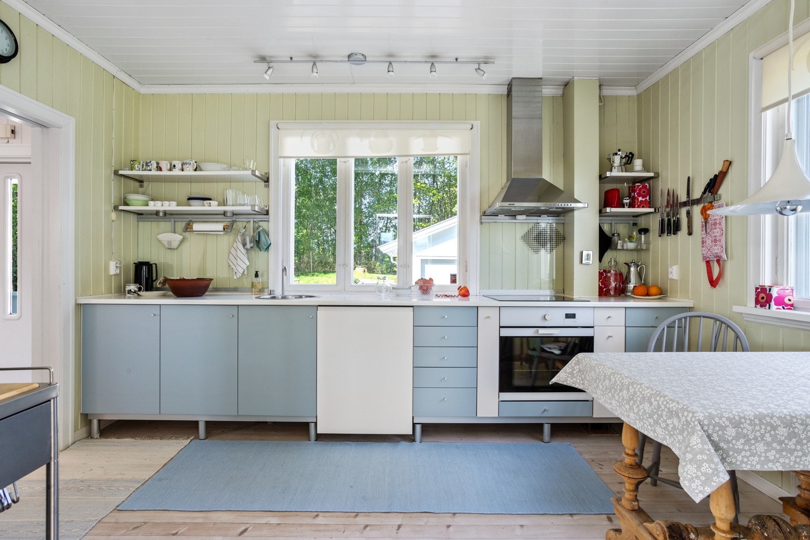 Kjøkkenet har integrerte hvitevarer, inkludert platetopp og stekeovn, samt opplegg for oppvaskmaskin Galleribilde