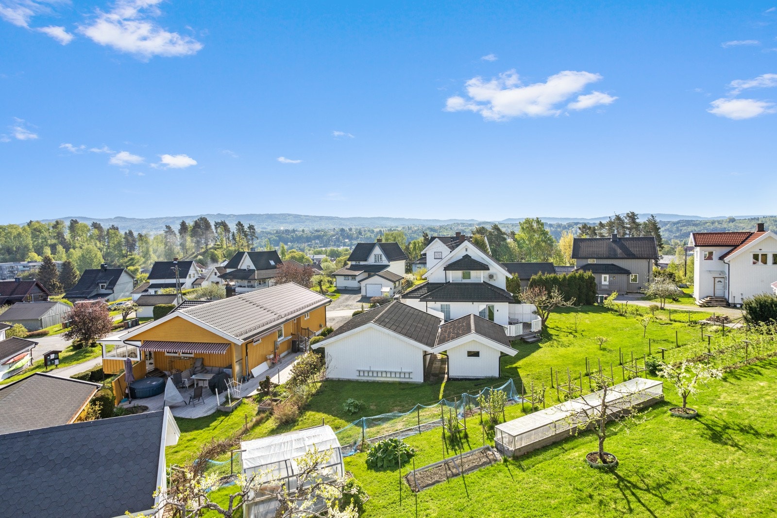 Nyt en fantastisk utsikt til Ringkollen og morgensolen fra boligen Galleribilde