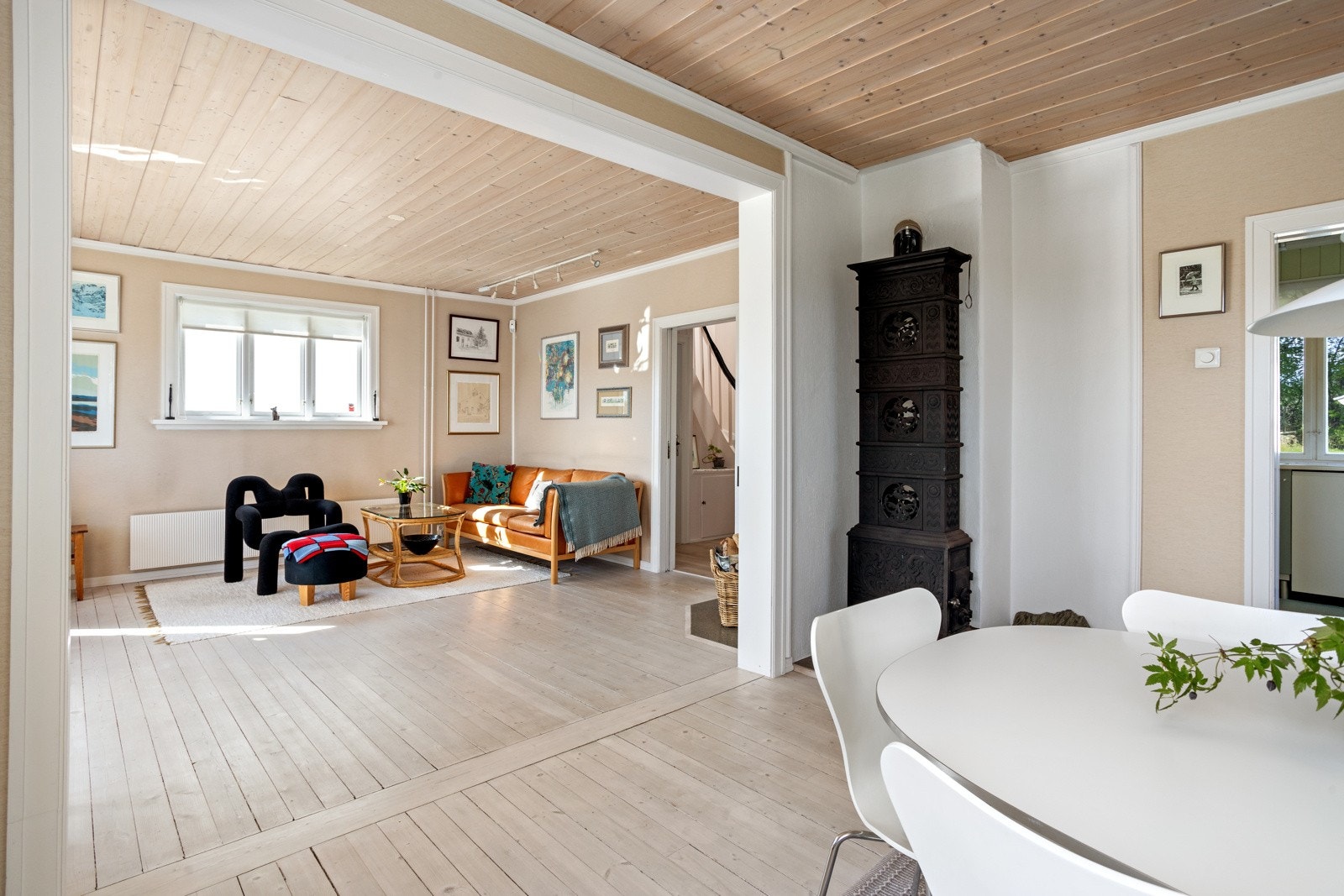 Spisestue med ildsted som varmer på kalde vinterdager. Galleribilde