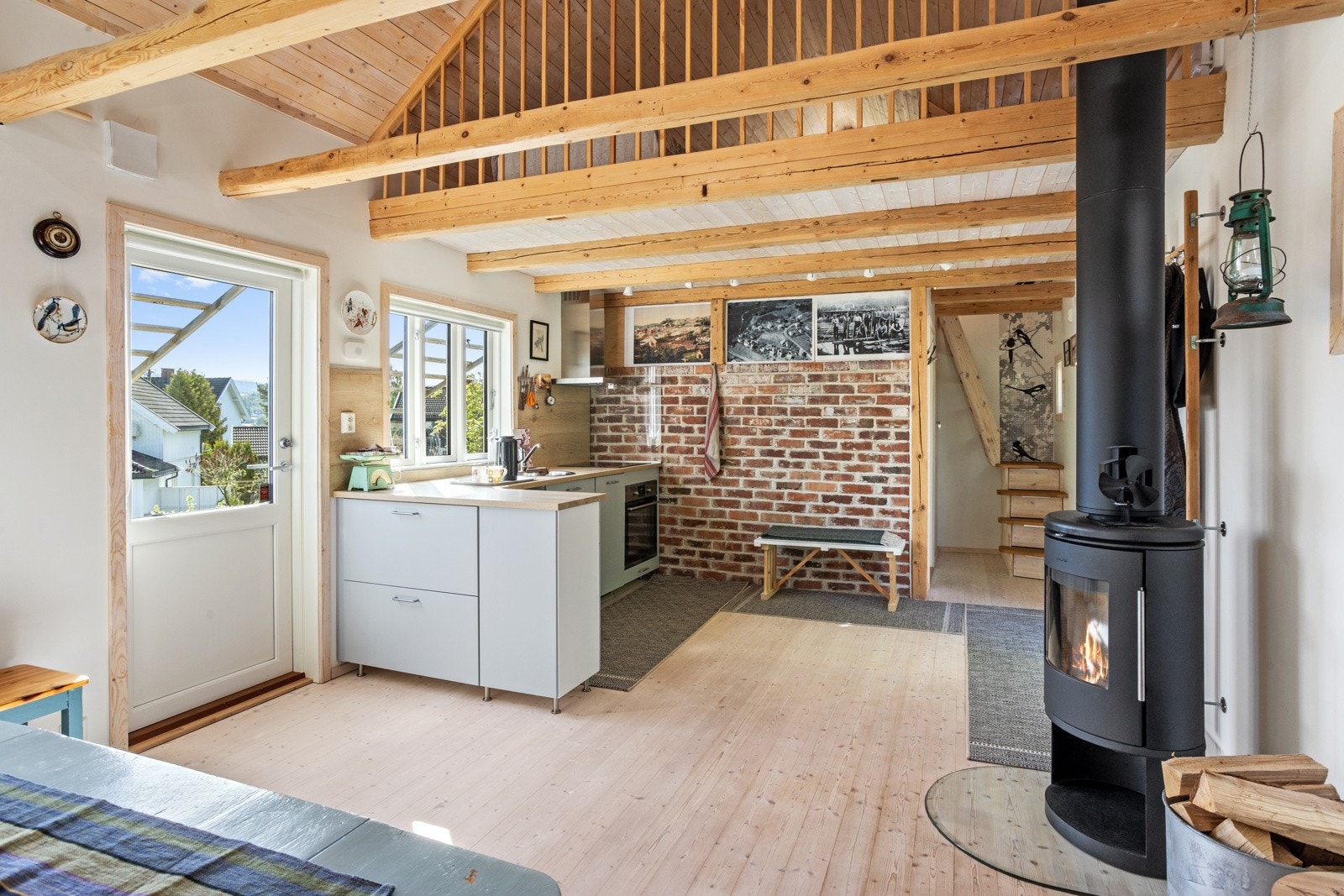 Annekset har utgang fra stue med terrassedør til markterrasse Galleribilde