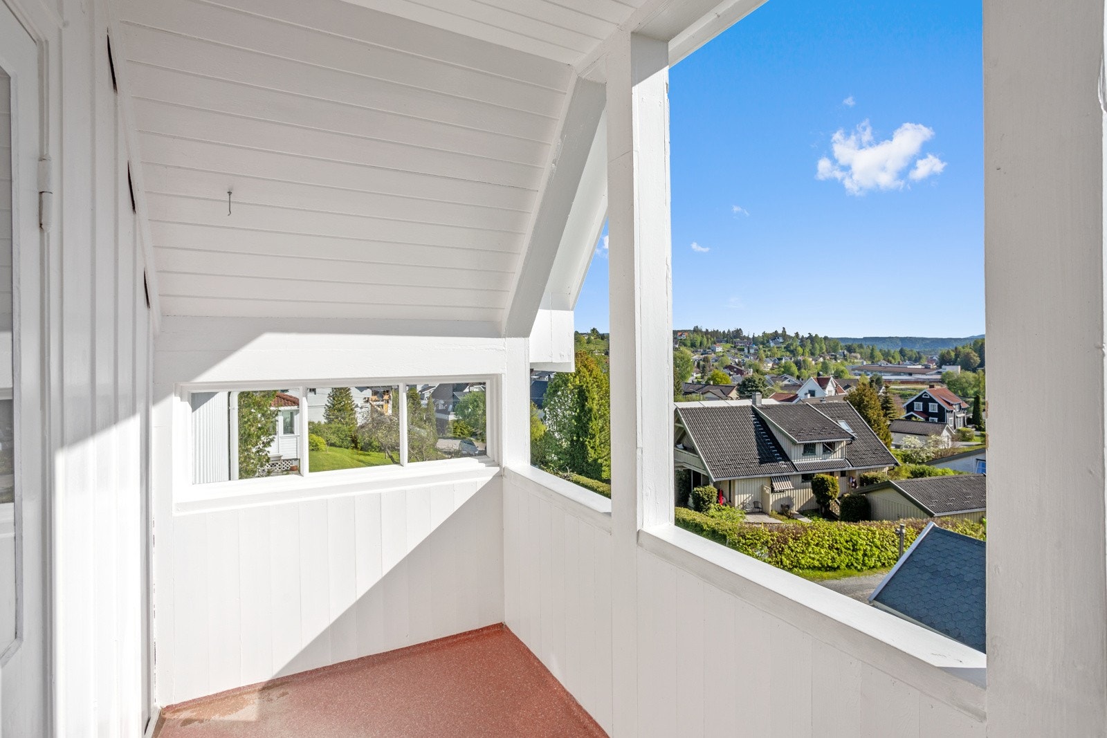 Balkongen er luftig og solrik, perfekt for avslapning og frisk luft Galleribilde