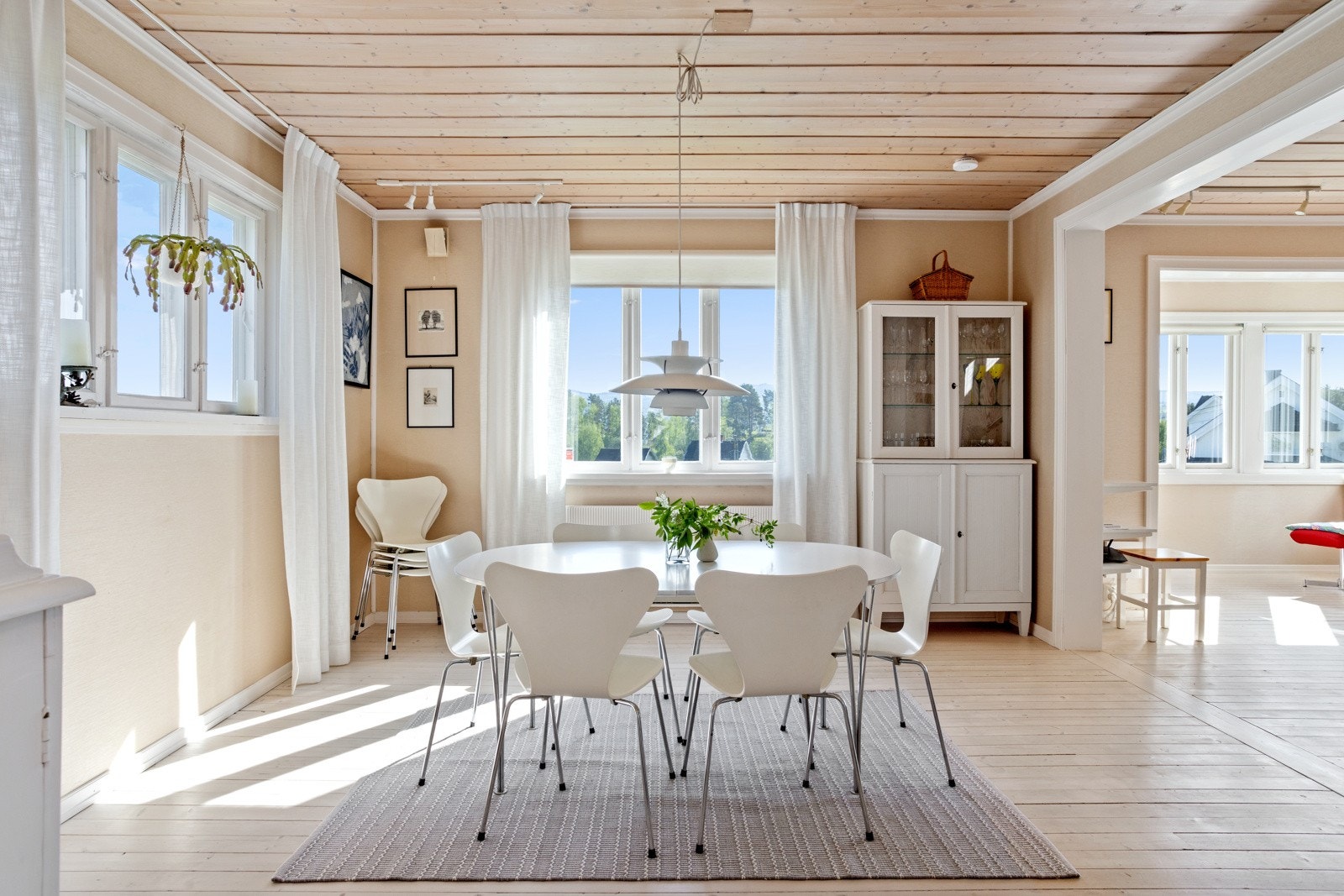 Spisestue perfekt for hyggelige sammenkomster Galleribilde