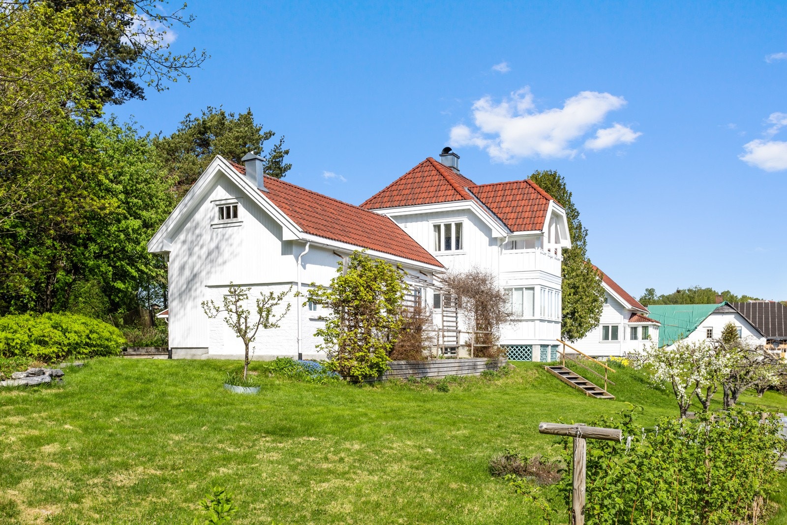 Eiendommen ligger sentralt til i et stille område med etablert villabebyggelse. Galleribilde