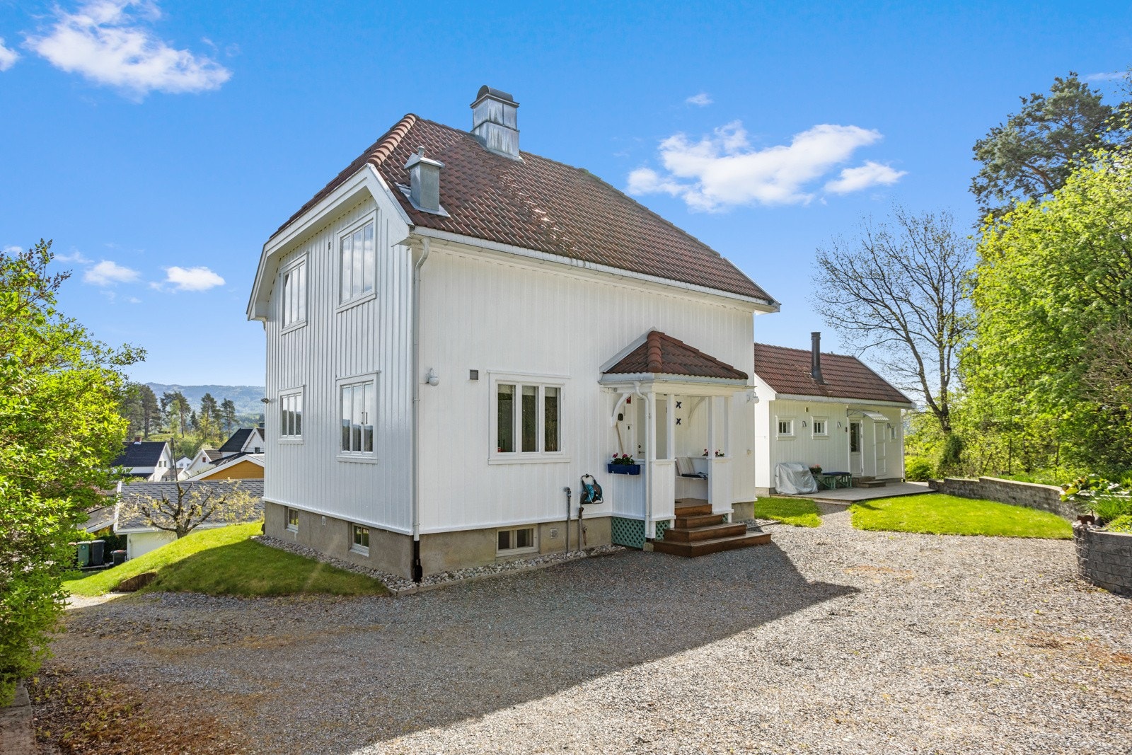 Gårdsplassen er gruset og har plass til flere biler Galleribilde