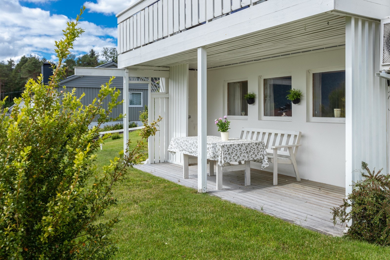 Fasade mot sør med solrik uteplass Galleribilde