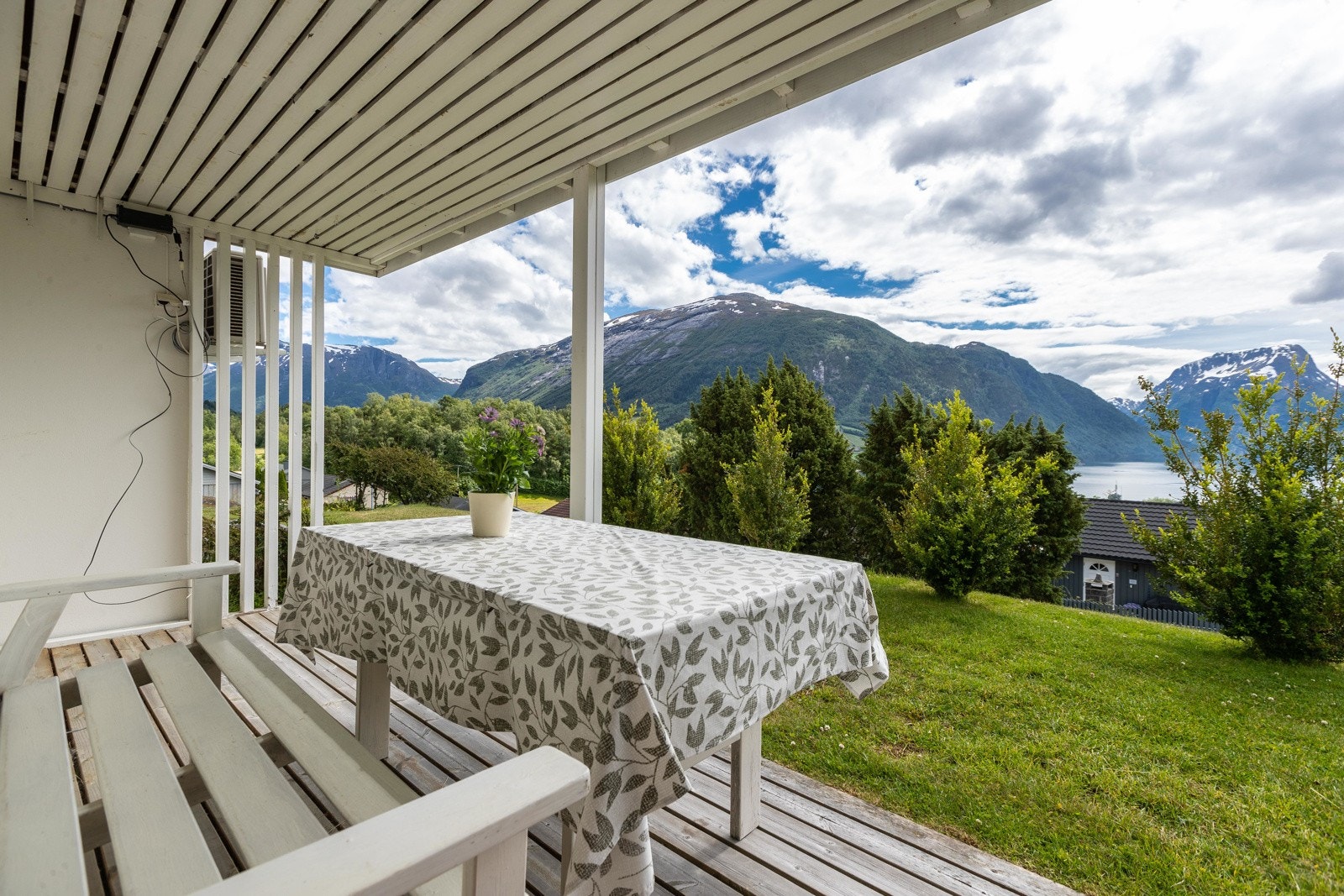 Overbygd uteplass utanfor u. etg. Galleribilde