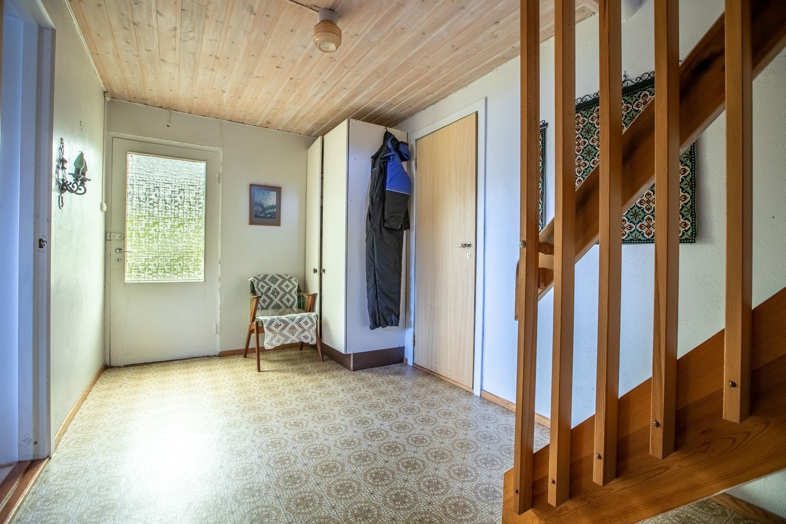 Gangaresl i kjellar med trapperom og inngangsparti Galleribilde