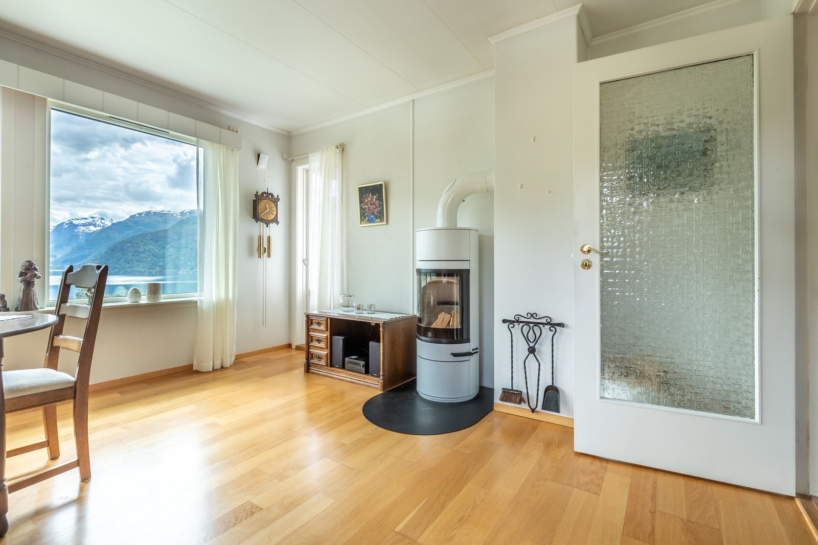 Stove h. etg. med utgang til sørvend og solrik veranda Galleribilde