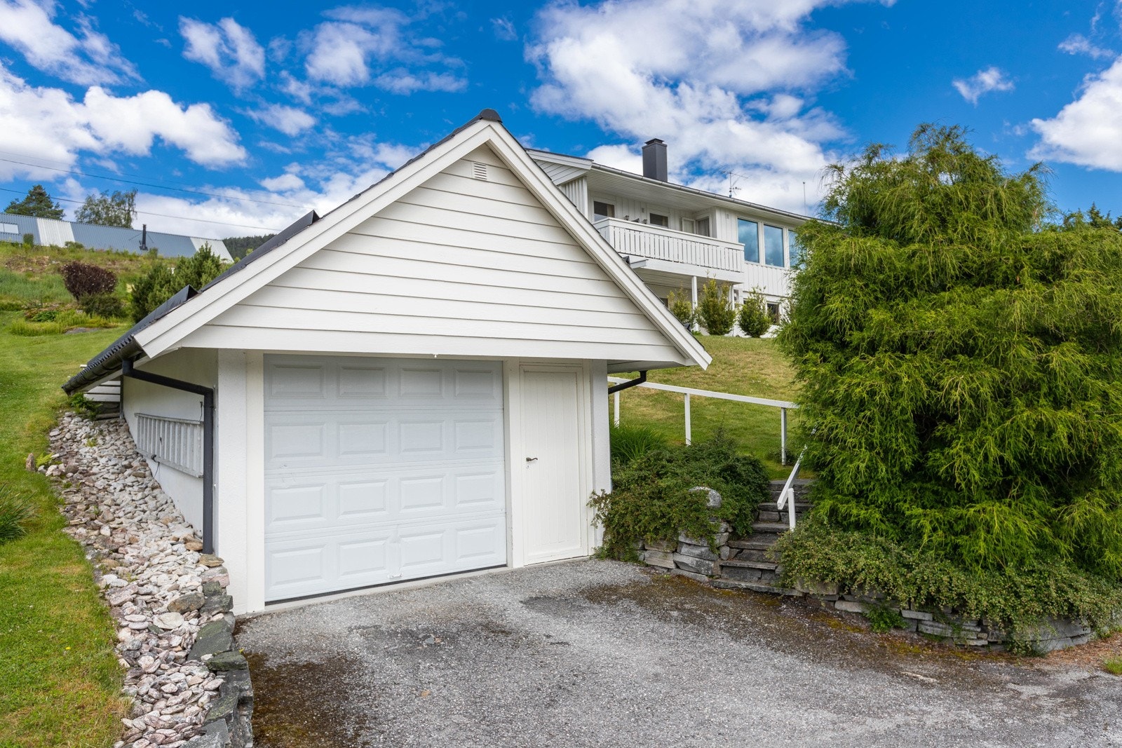 Tilkomst frå Nedre Hovden med garasje og trapp Galleribilde