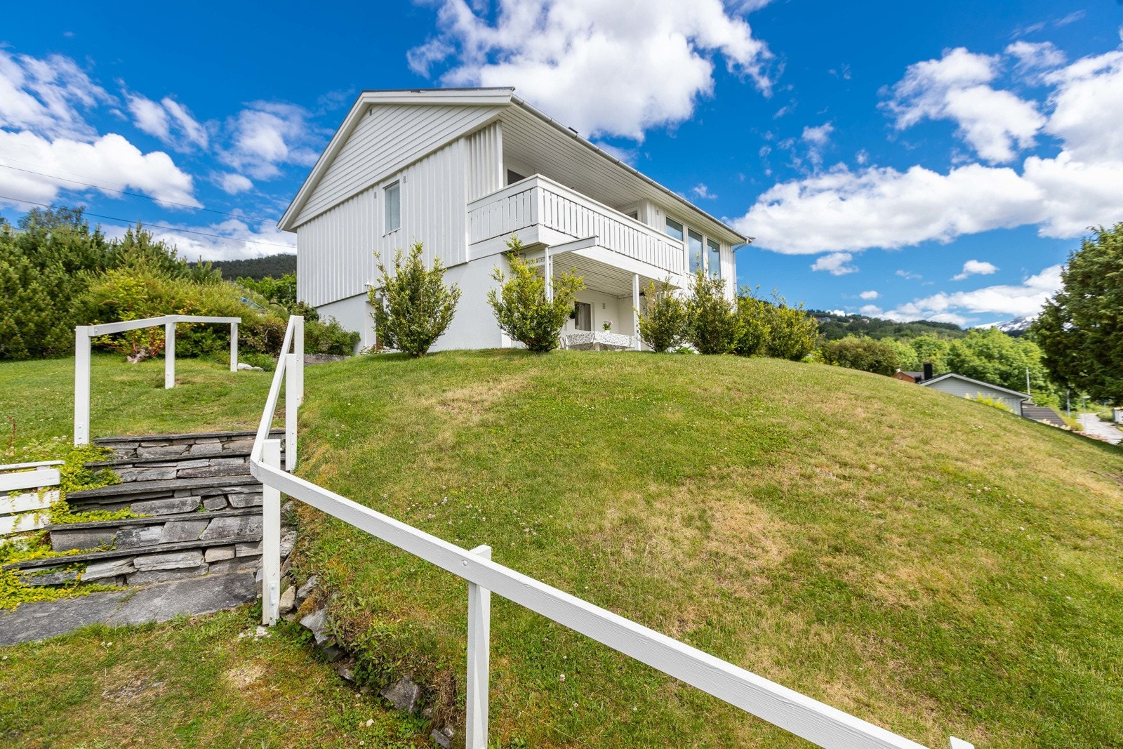 Tilkomst frå garasjen opp til huset Galleribilde