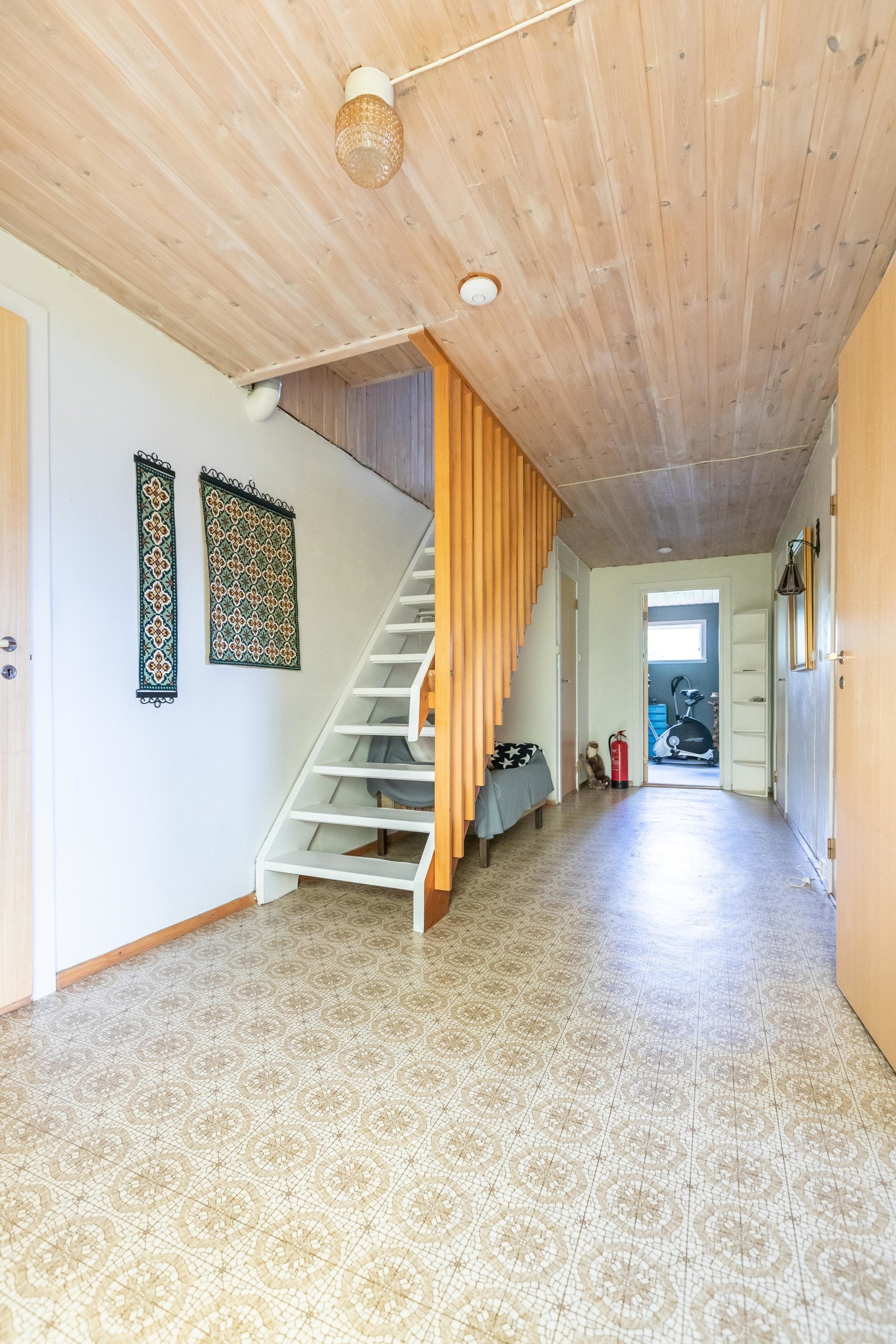 Gang i kjellar med trapperom Galleribilde