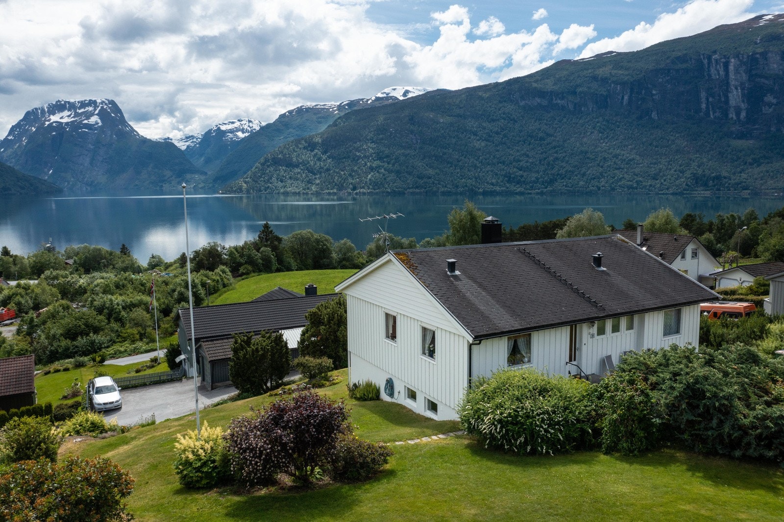 Dronefoto med fasade mto nord og aust Galleribilde