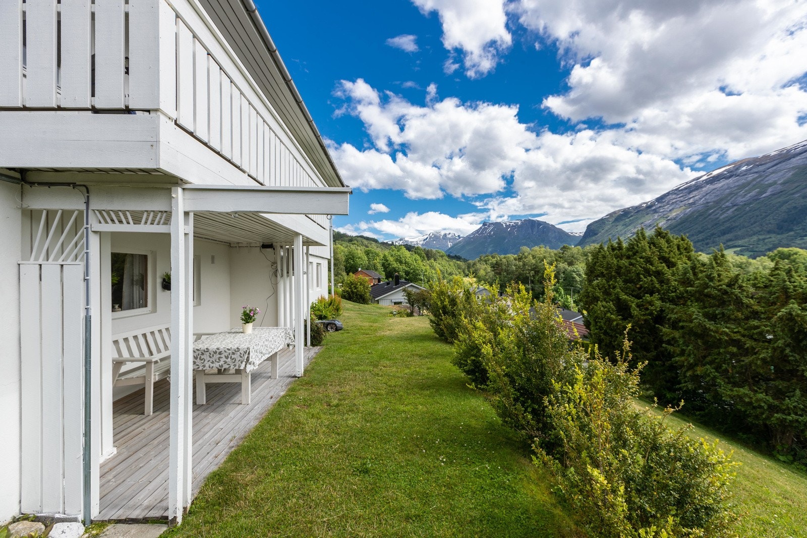 Fasade mot sør med uteplass Galleribilde