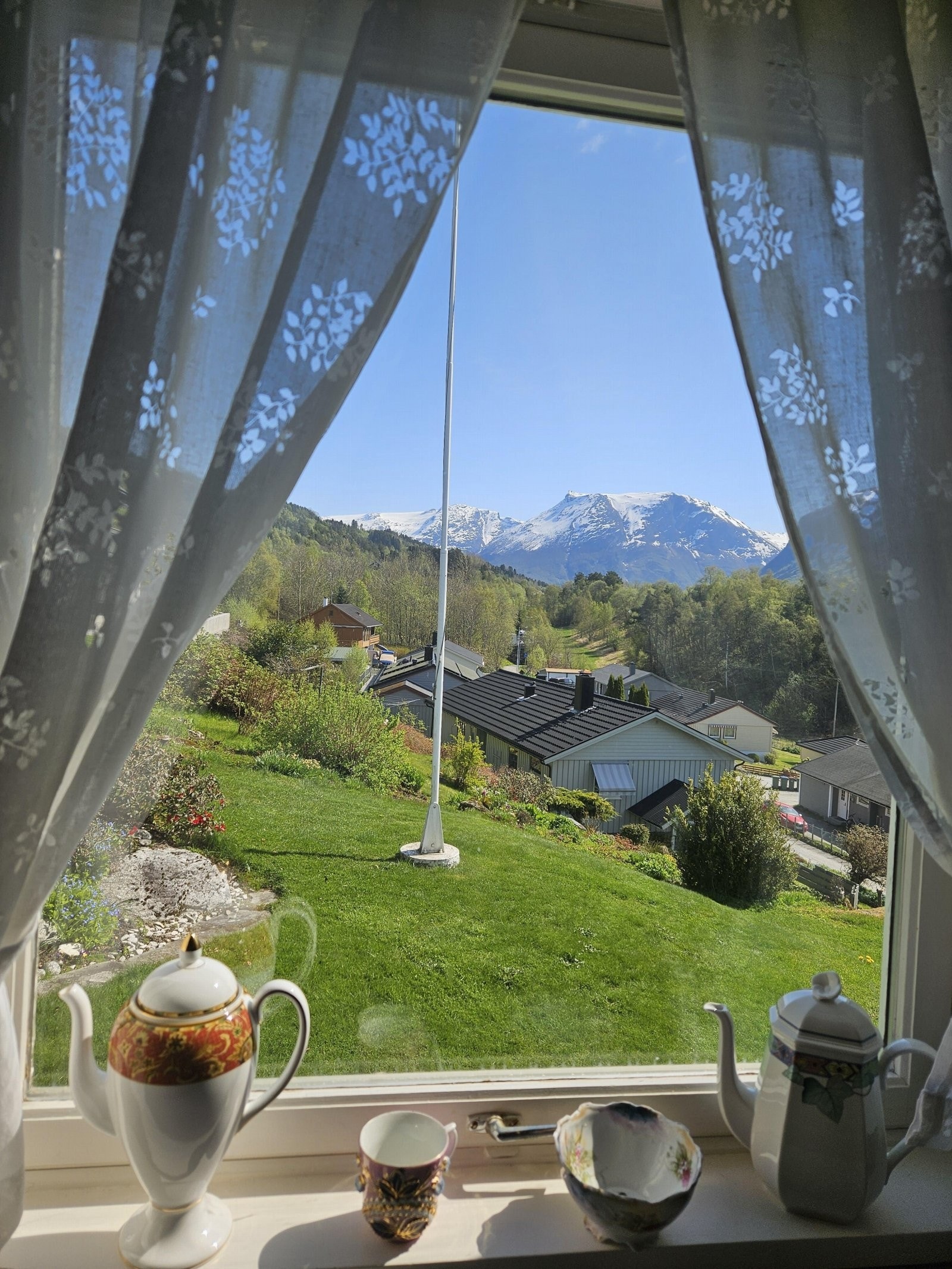 Utsikt frå kjøkkenvindauget mot fjellet Vora Galleribilde