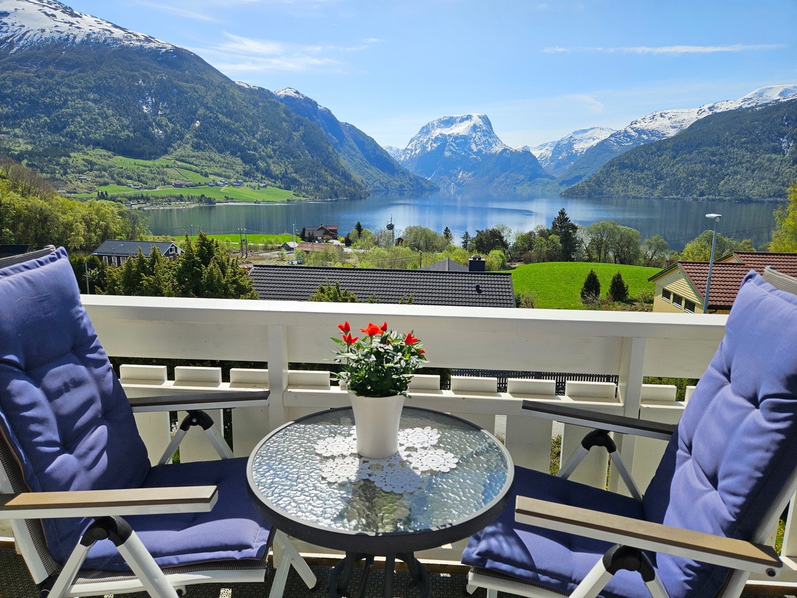 Verandaen med utsikt til Breimsvatnet og Skjorta Galleribilde