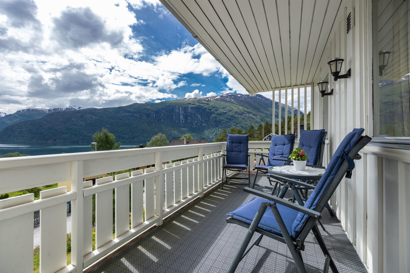 Solrik veranda med tilkomst frå stova Galleribilde