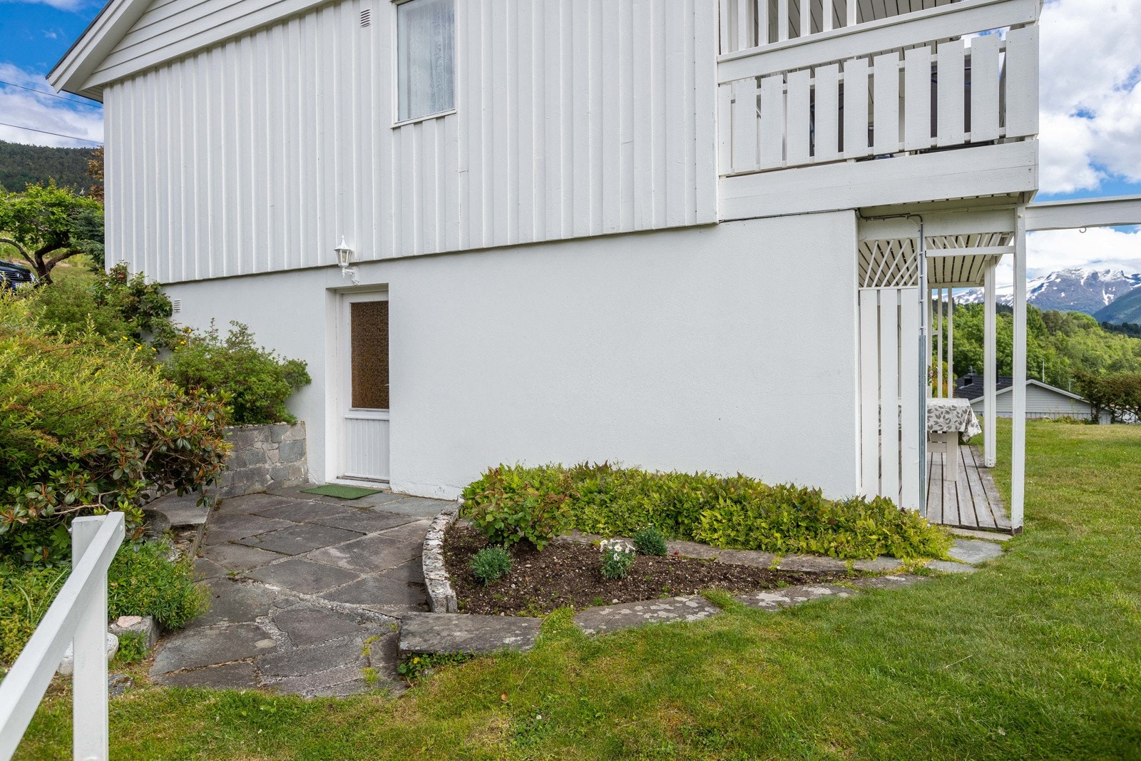 Inngangsparti til kjellar på vestsida Galleribilde