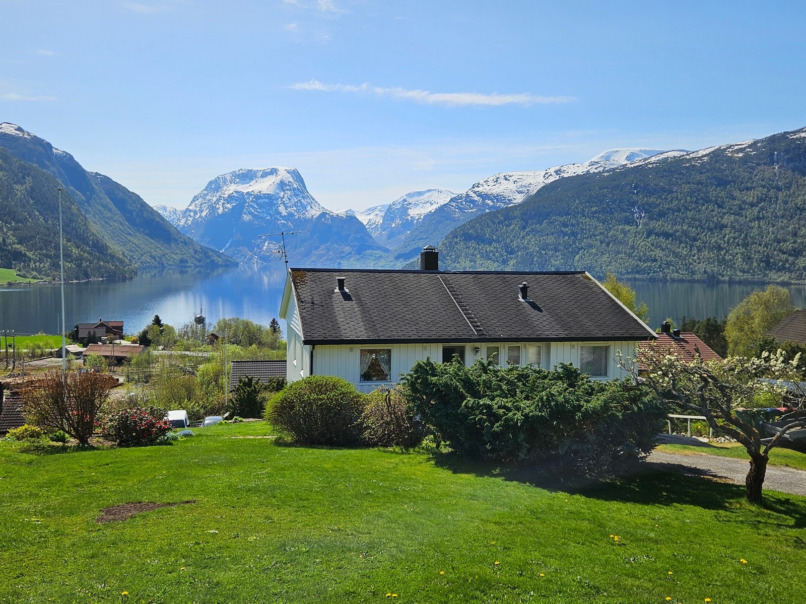 Huset sett ovanfrå Bygdavegen Galleribilde