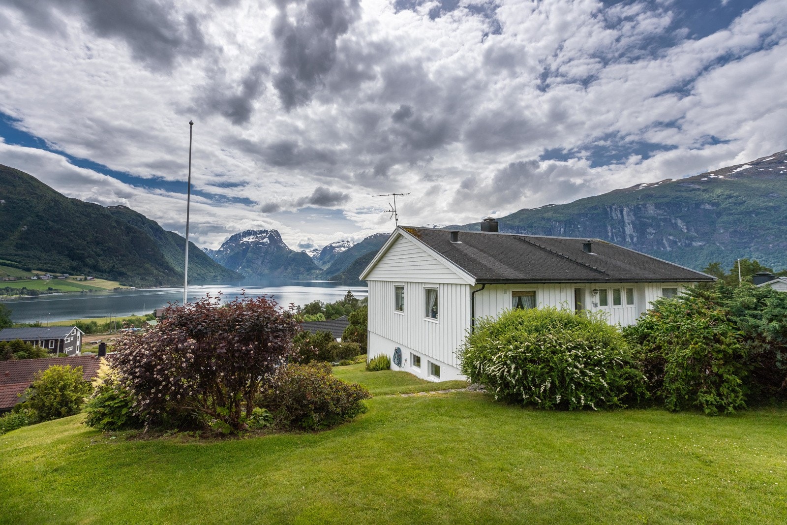 Fasade mot nord og aust og hageareal Galleribilde