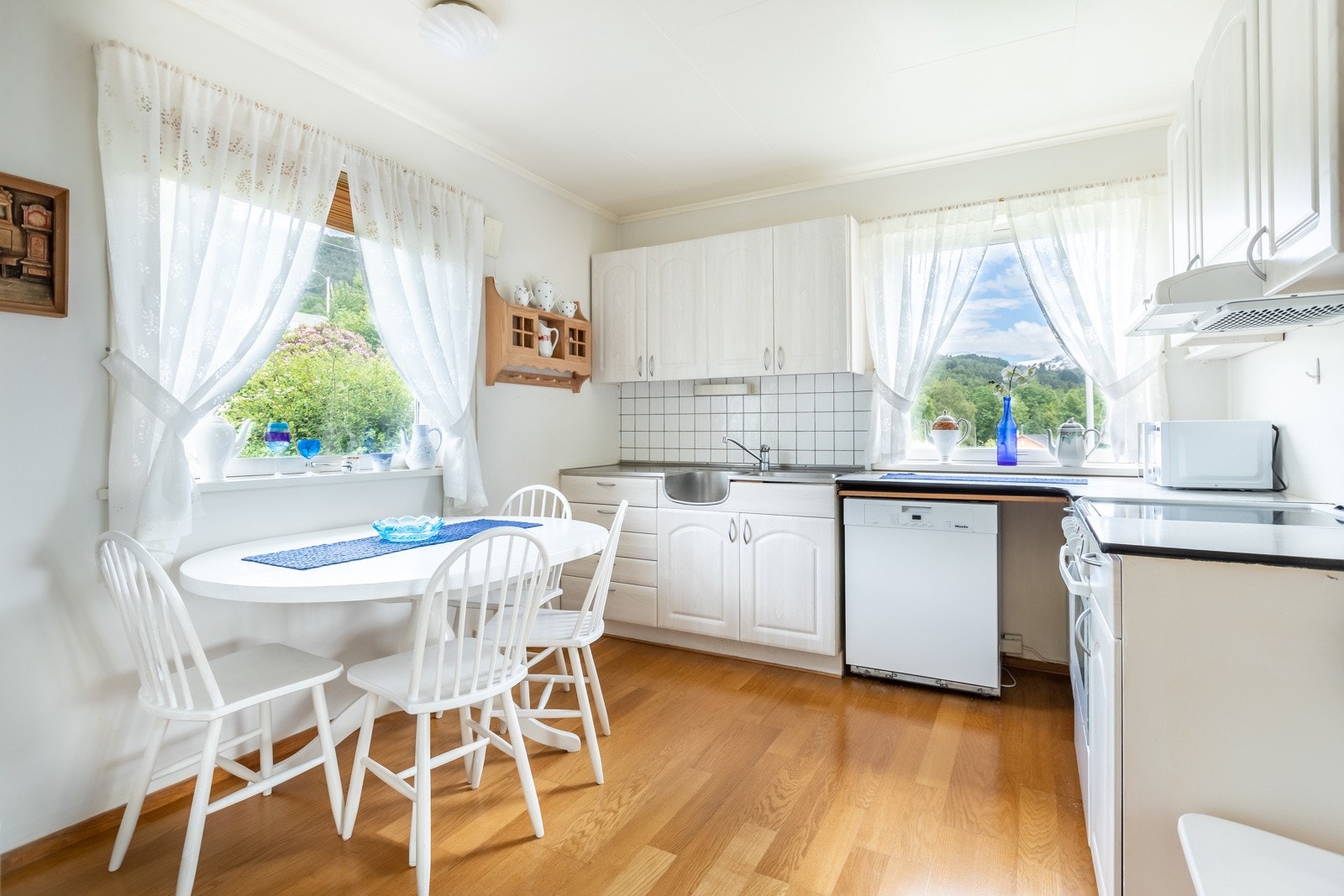 Kjøkken med spiseplass Galleribilde