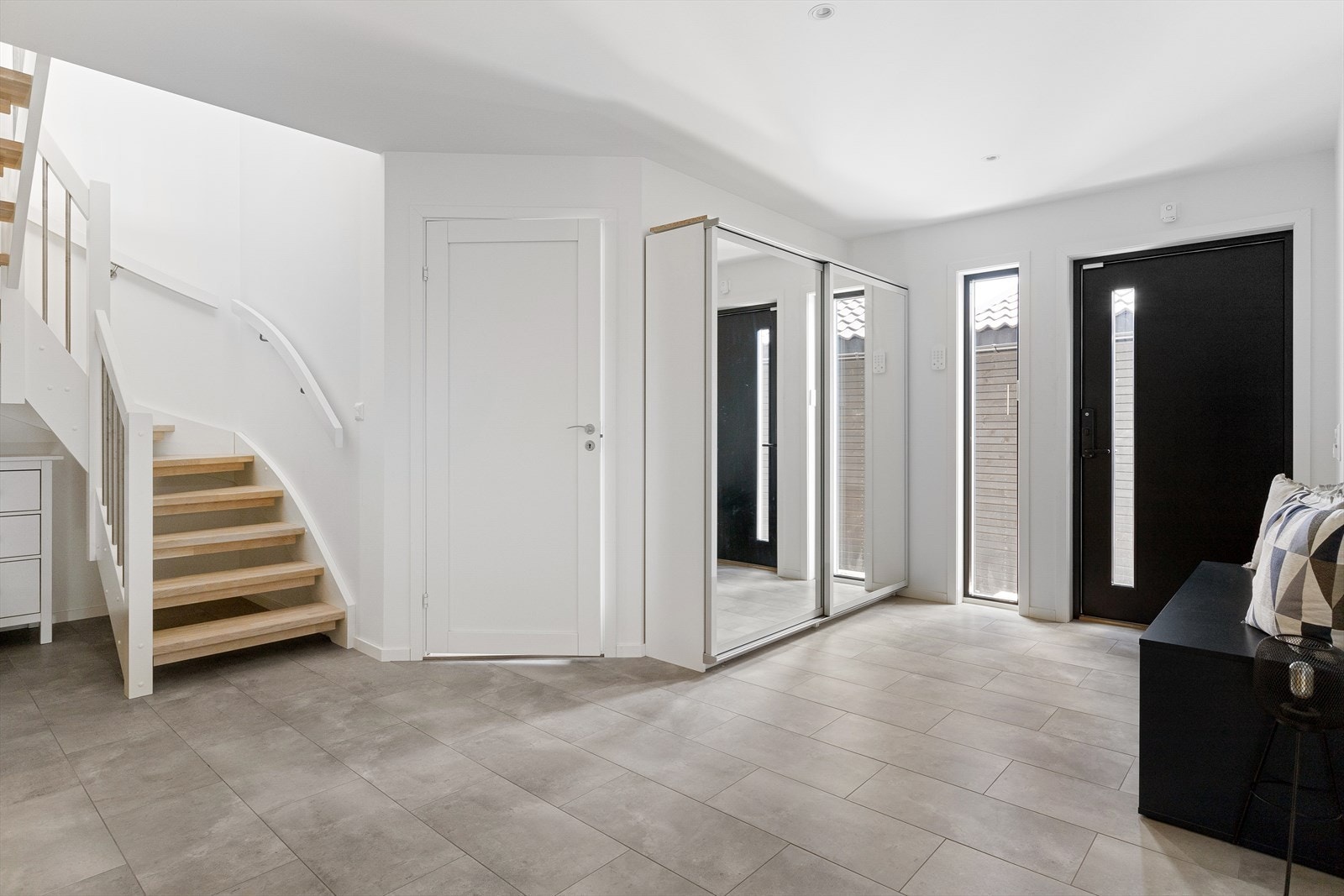 Velkommen inn! Vel innenfor døra møtes man av en stor og meget innbydende entré med downlights i himlingen. Galleribilde
