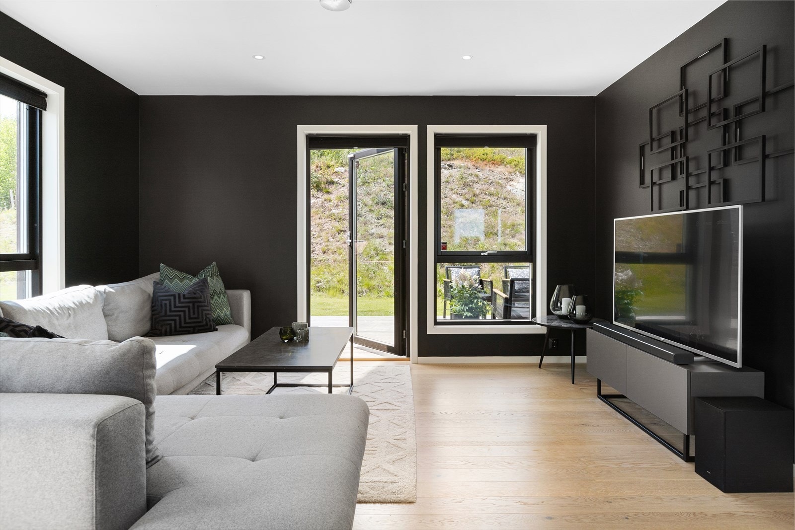 En glassdør fører ut til terrassen, og dagslyset suppleres fint av downlights i deler av himlingen. Galleribilde