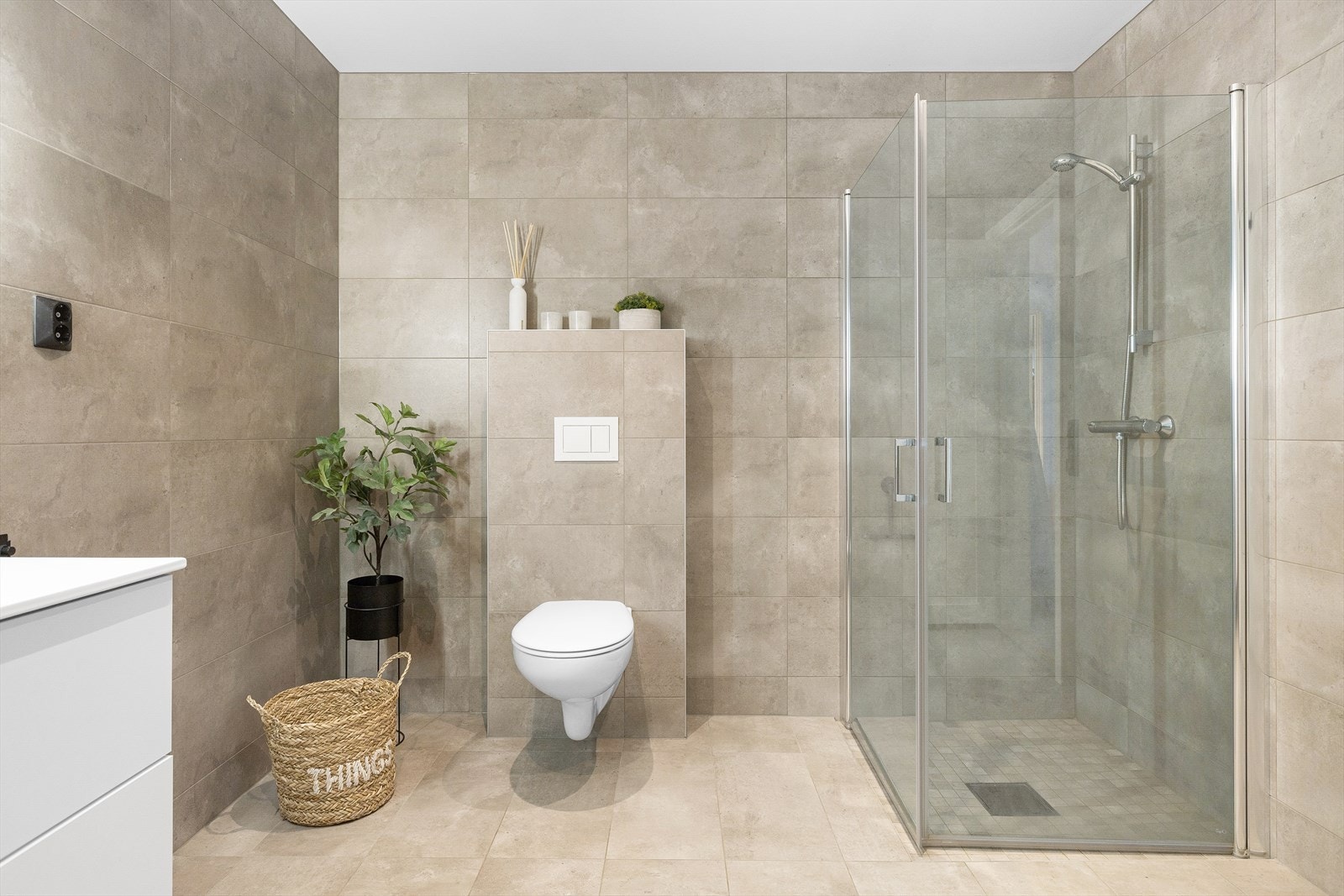 Det er gulvvarme og downlights i himlingen, og badet har vegghengt toalett og et dusjhjørne med innfellbare vegger. Galleribilde