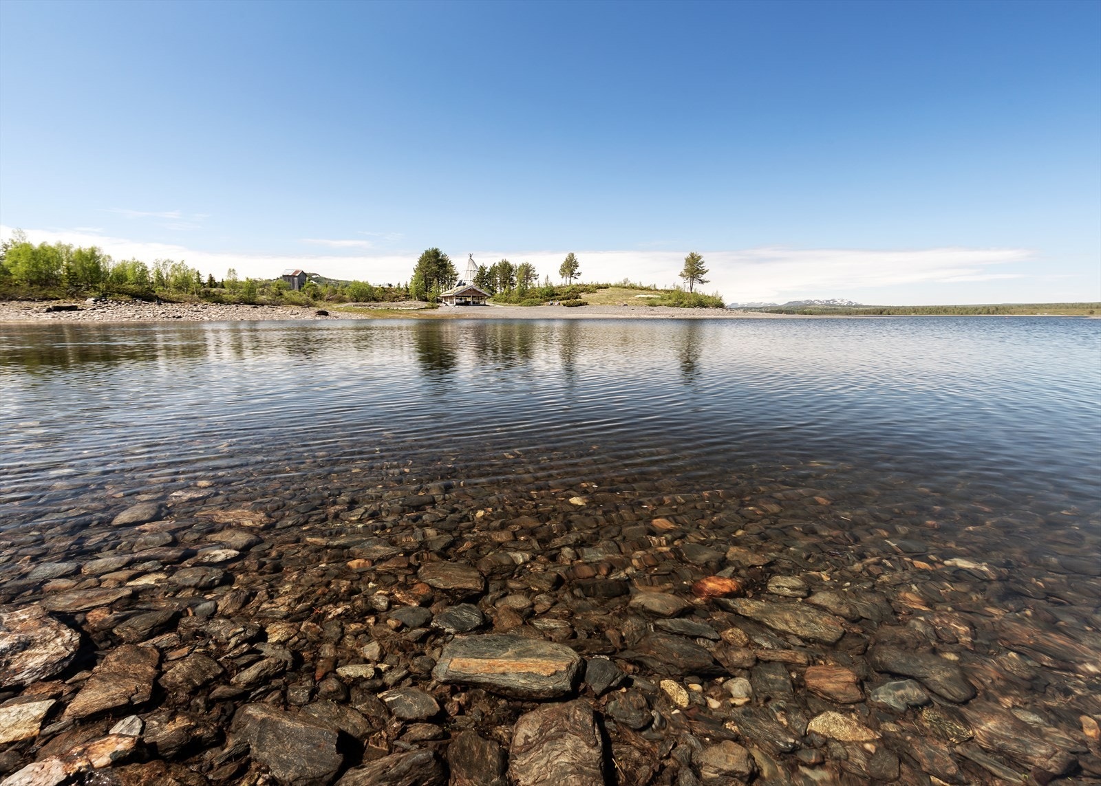 Tisleifjorden er en kort sykkeltur unna. Her er det populært for både bading, fiske og padling i sommerhalvåret. I vinterhalvåret går det i isbanekjøring, skøyter, isbading, pilking, diverse løp m.m. Galleribilde
