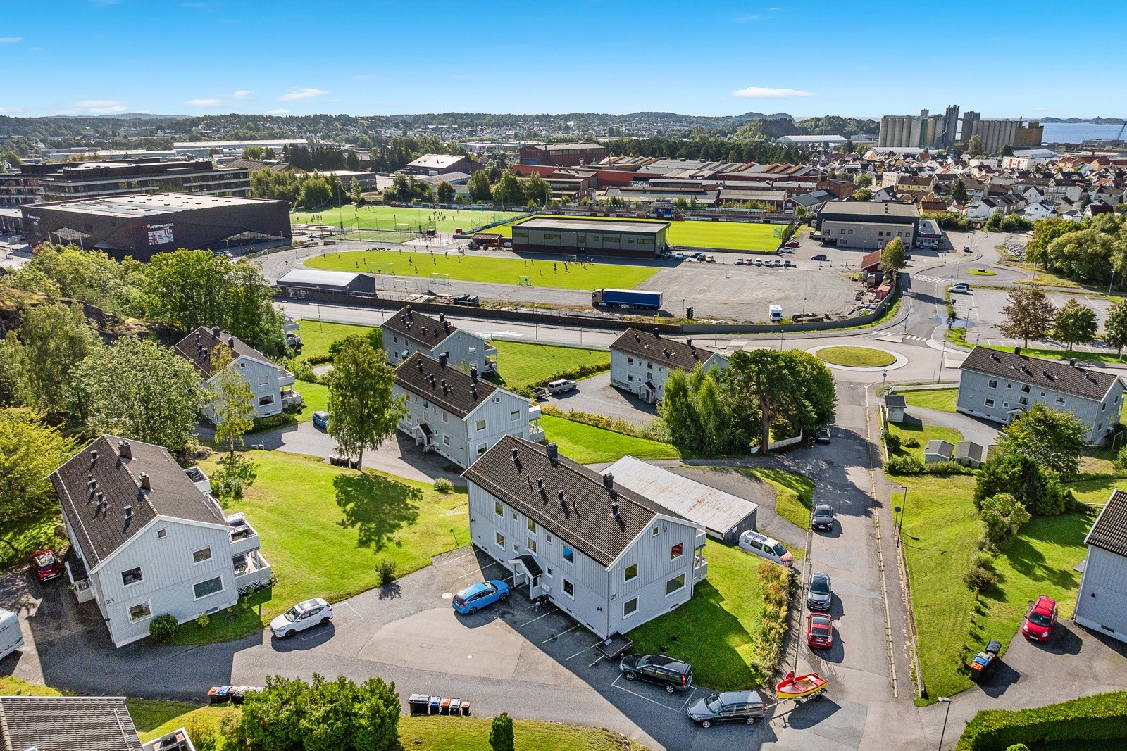 Det er parkering på borettslaget sin eiendom Galleribilde